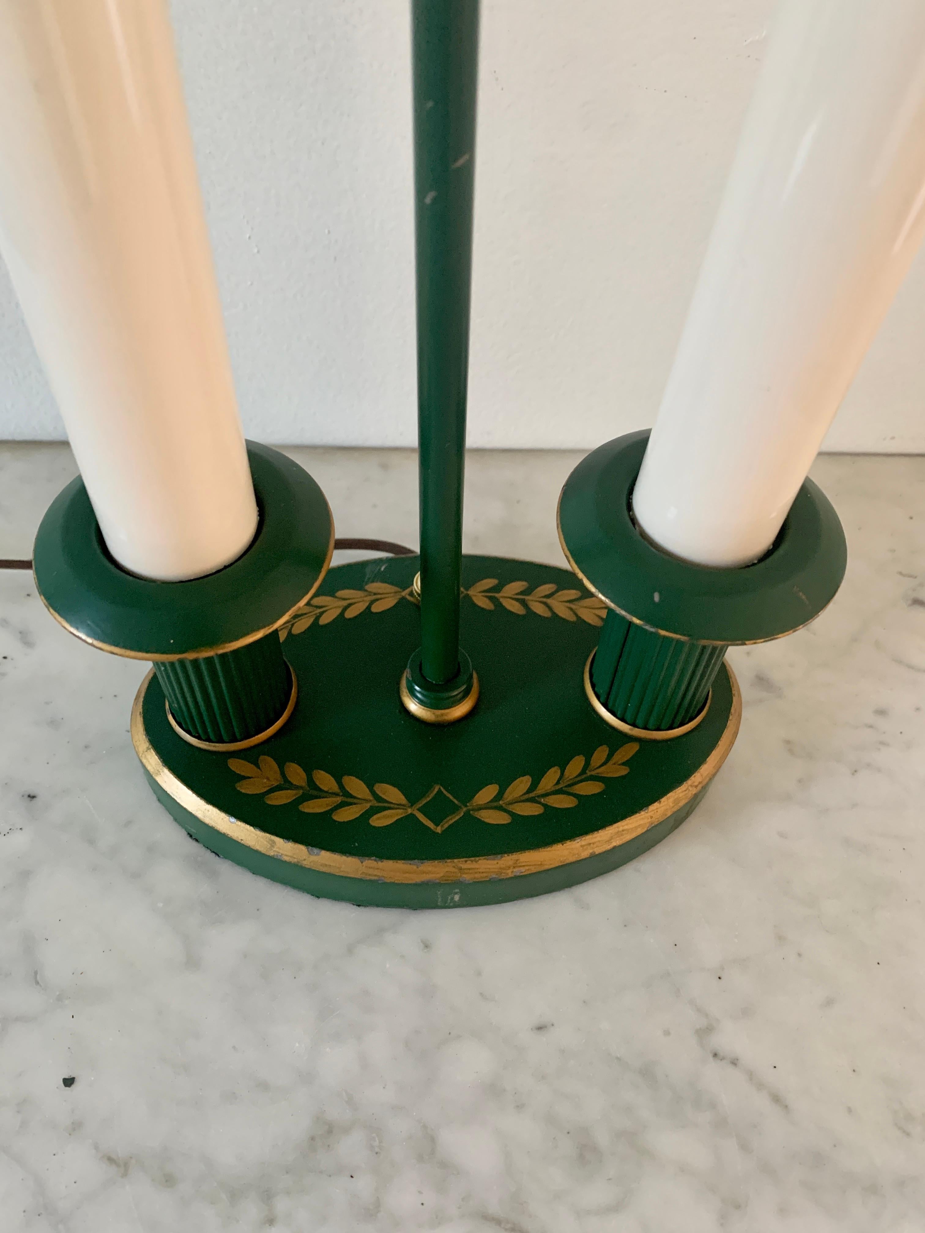 Mid-20th Century French Regency Green and Gold Tole Bouillotte Lamp In Good Condition For Sale In Elkhart, IN