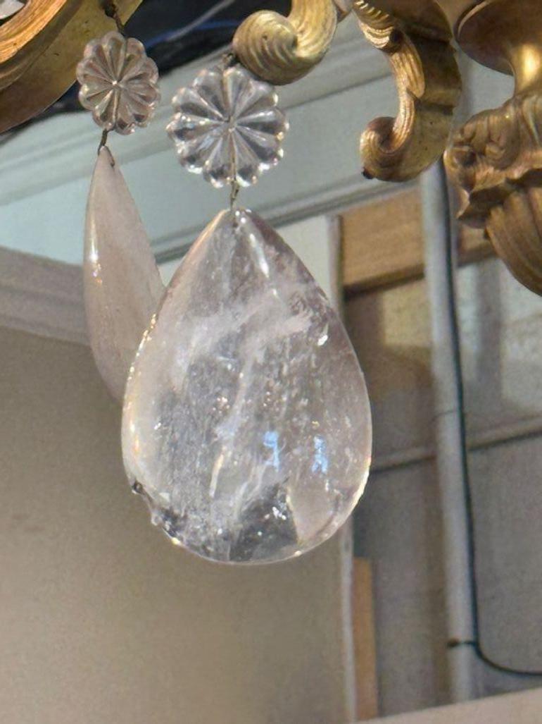 Francese Lampadario French Rococo in bronzo e cristallo di rocca della metà del XX secolo in vendita