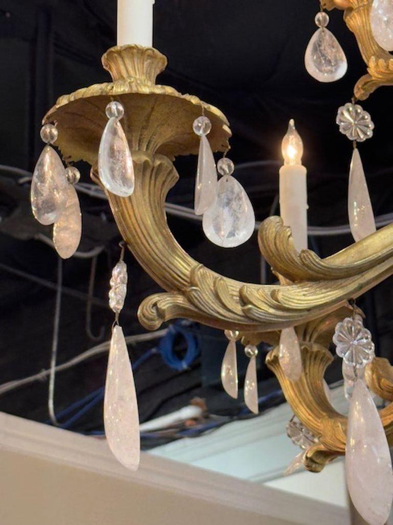 Lampadario French Rococo in bronzo e cristallo di rocca della metà del XX secolo In condizioni buone in vendita a Dallas, TX