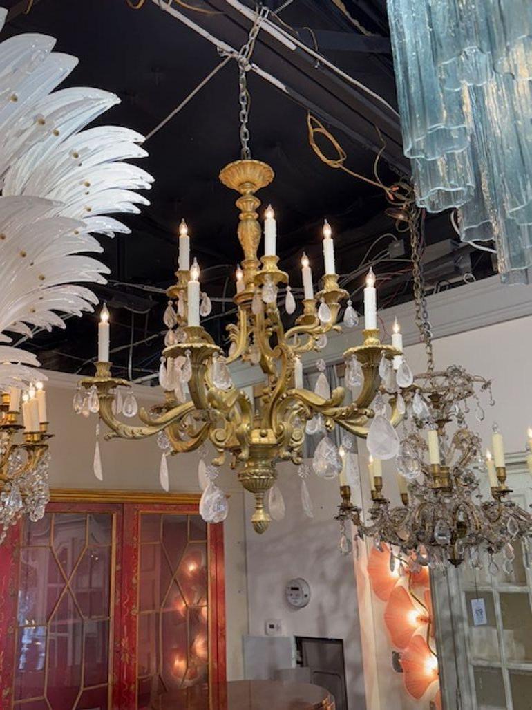 Bronzo Lampadario French Rococo in bronzo e cristallo di rocca della metà del XX secolo in vendita