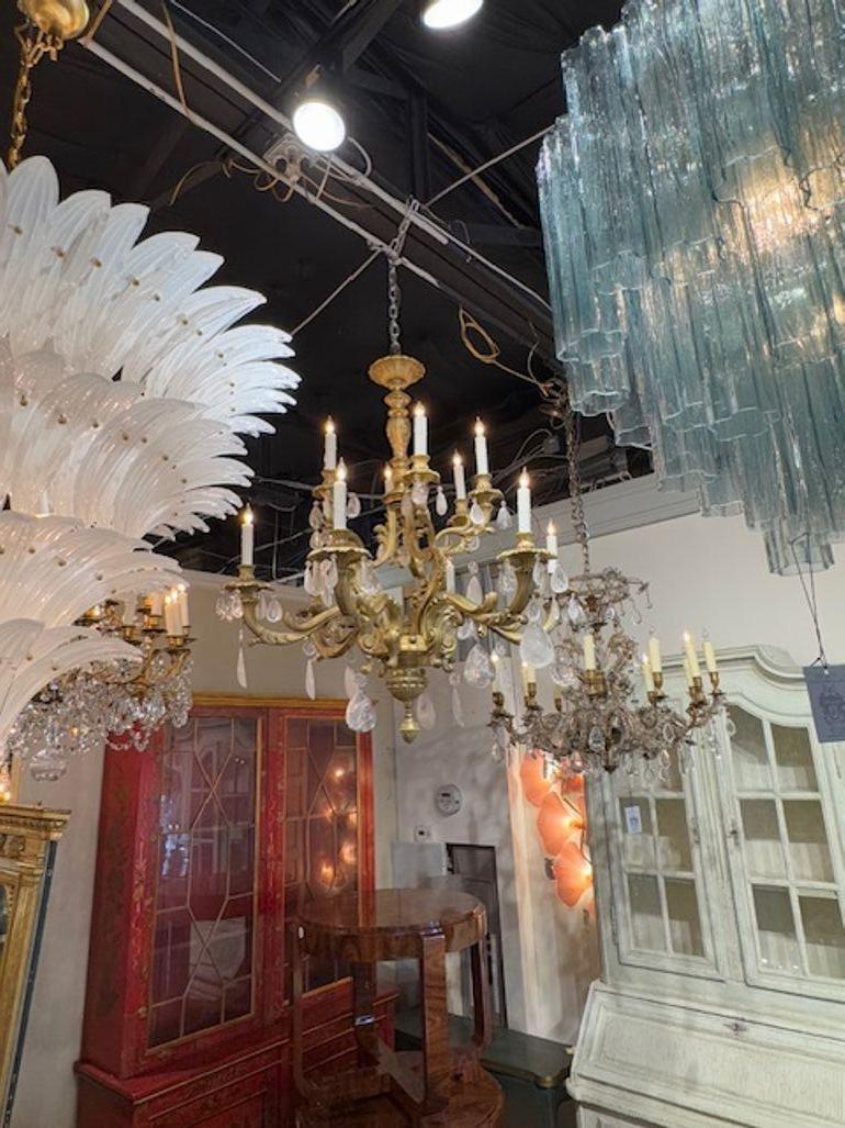 Lampadario French Rococo in bronzo e cristallo di rocca della metà del XX secolo in vendita 1