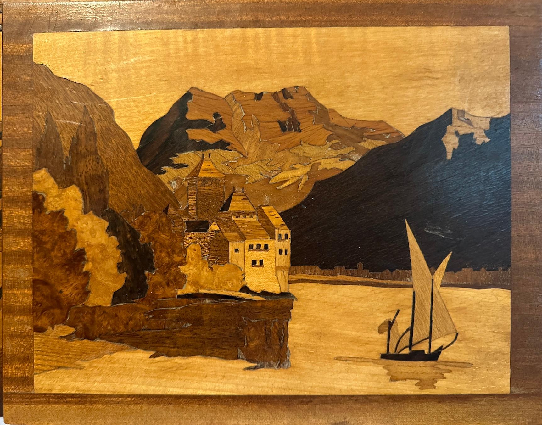 Scena di intarsio art déco francese del XX secolo con castello svizzero e paesaggio lacustre - Mixed Media Art di Mid 20th Century French School