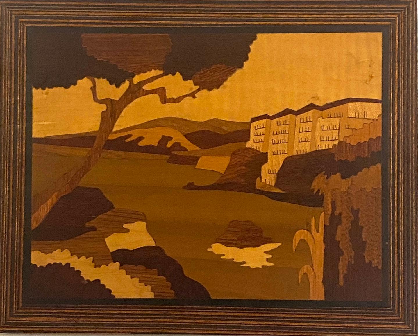Este cuadro de marquetería francesa, de hacia 1930-40, es una pieza notable que ejemplifica la maestría del arte de la taracea en madera del periodo Art Déco. La escena es una armoniosa mezcla de belleza natural y elegancia arquitectónica, creada