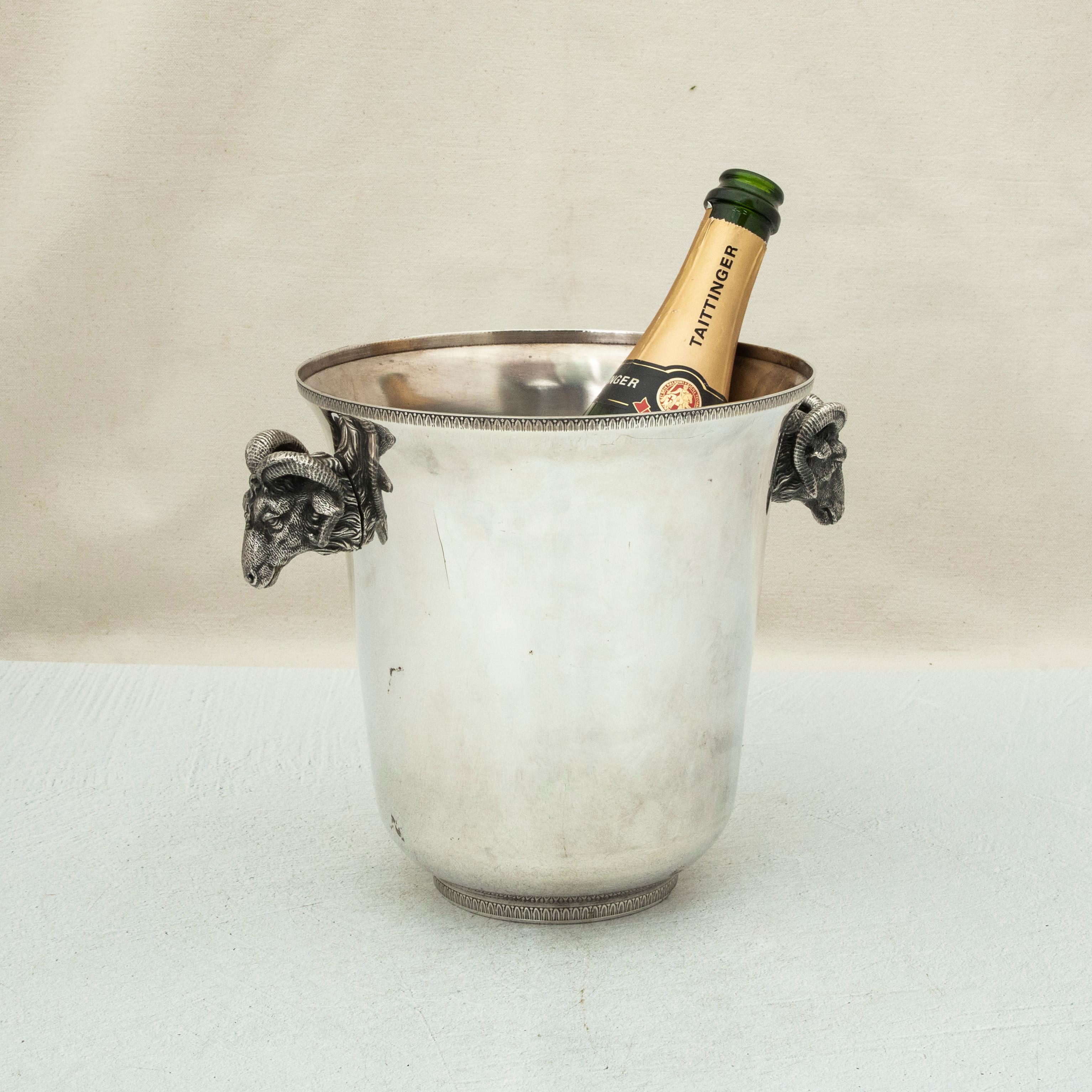 Plaqué argent Seau à champagne français du milieu du 20e siècle en métal argenté avec têtes de béliers