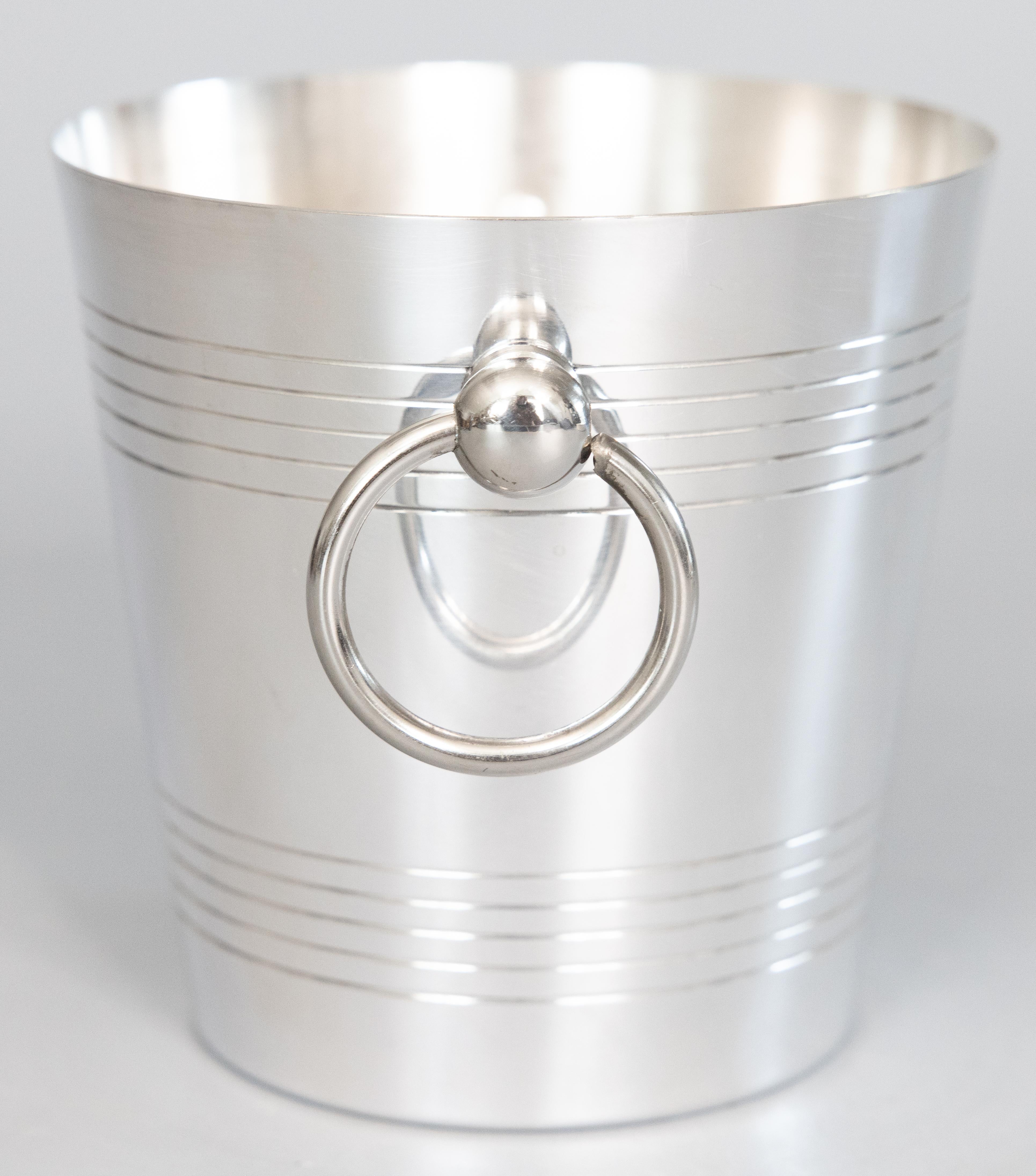 Un superbo secchiello per il ghiaccio in silverplate in stile Art Déco vintage, prodotto in Francia. Marchio di fabbrica sul retro. Questo elegante secchiello per il ghiaccio ha manici ad anello e un design elegante dalle linee pulite, perfetto per