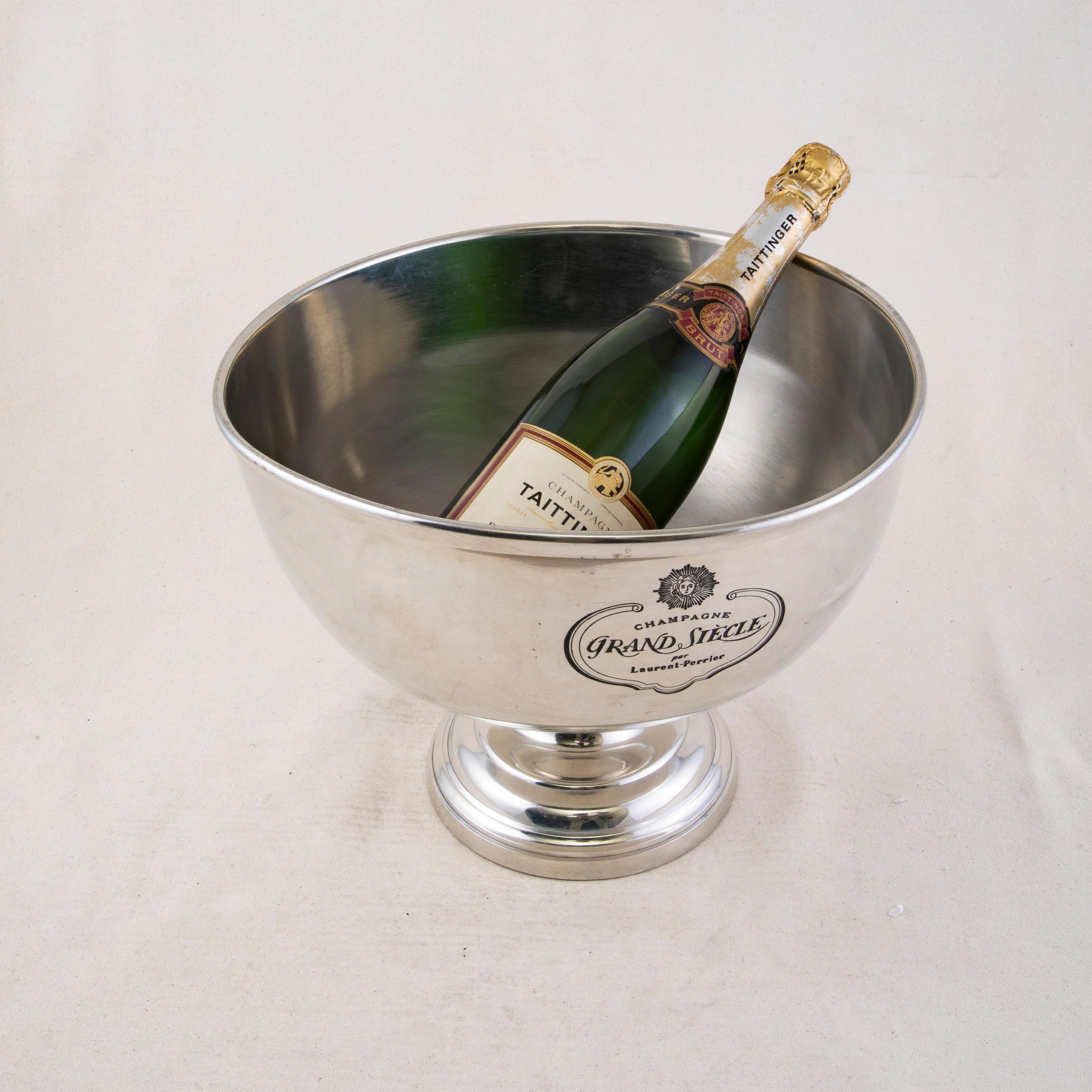 Seau à champagne de l'hôtel Laurent Perrier en métal argenté du milieu du 20e siècle Bon état - En vente à Fayetteville, AR