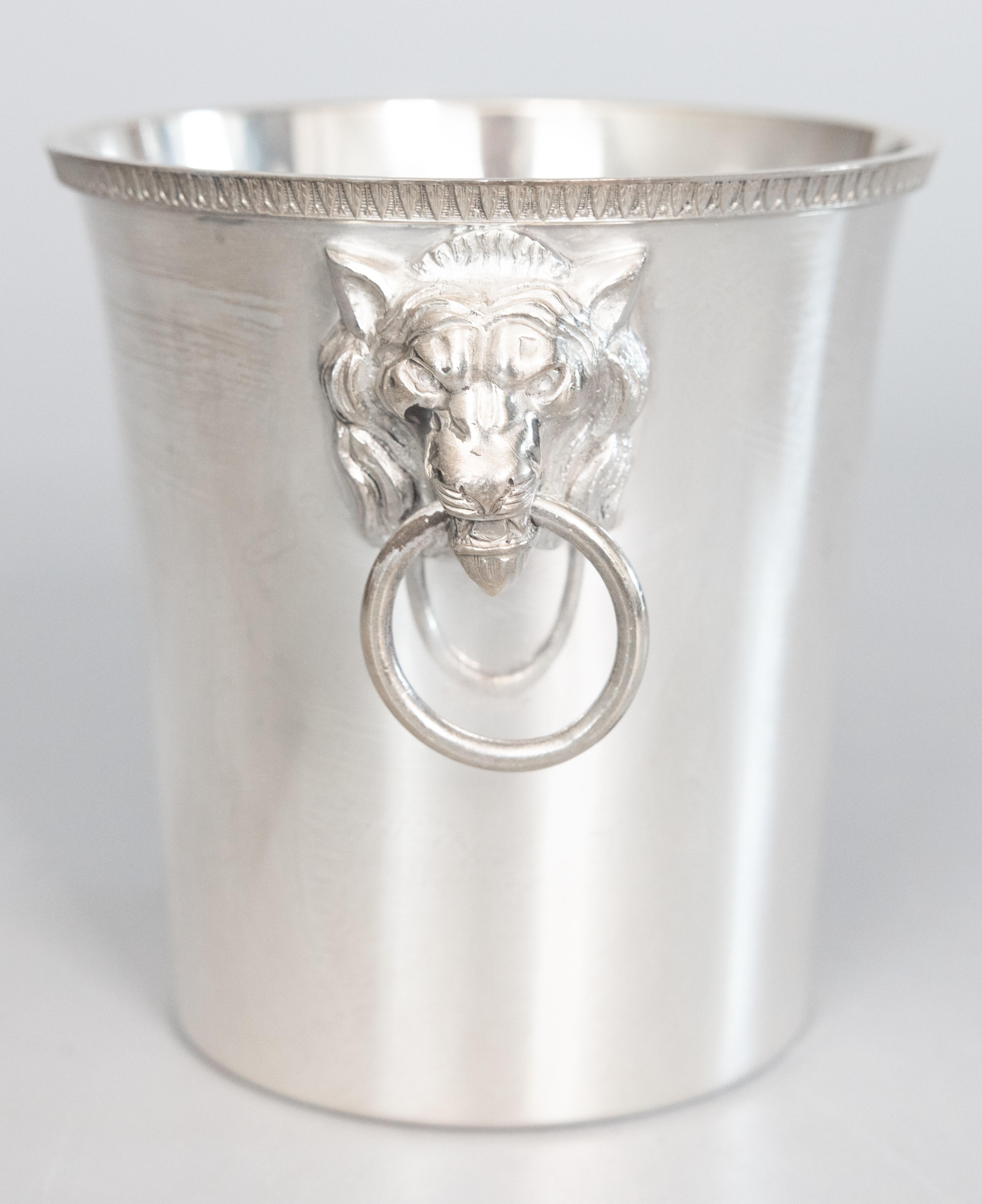 Ein prächtiger, kleiner Eiskübel aus Silberblech im Art-déco-Stil, hergestellt in Frankreich. Rückseitig gestempelt. Dieser stilvolle Eiskübel hat Ringgriffe mit Löwenkopf, dekorative Verzierungen und ein schlankes Design mit klaren Linien - perfekt
