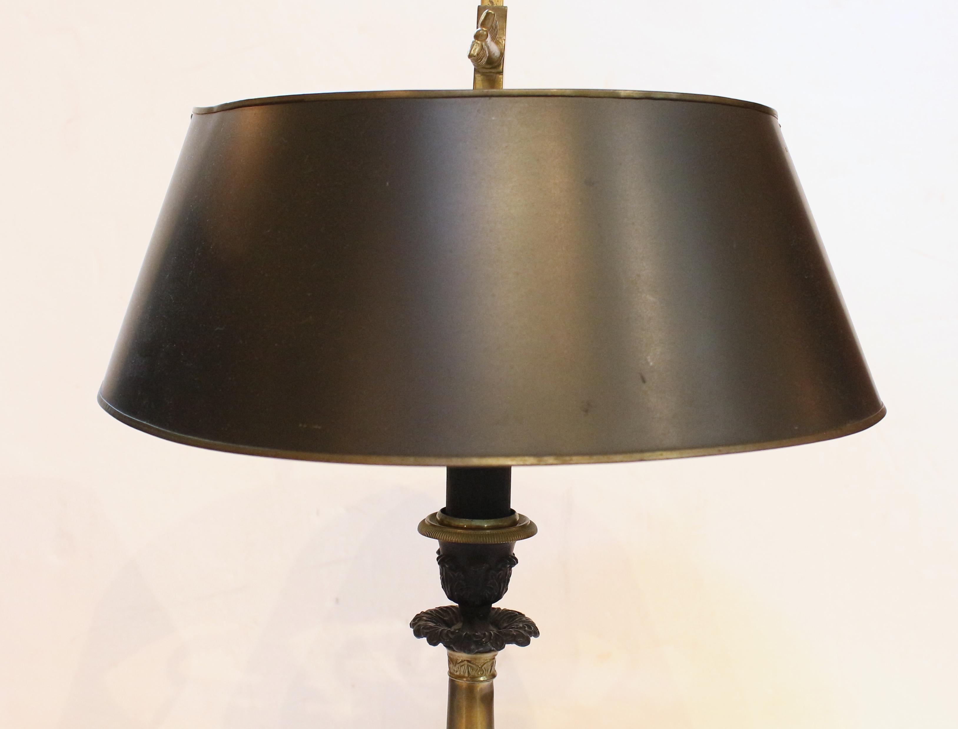 Mid-20th Century French Tole Shaded Cast Iron & Brass Table Lamp For Sale 6