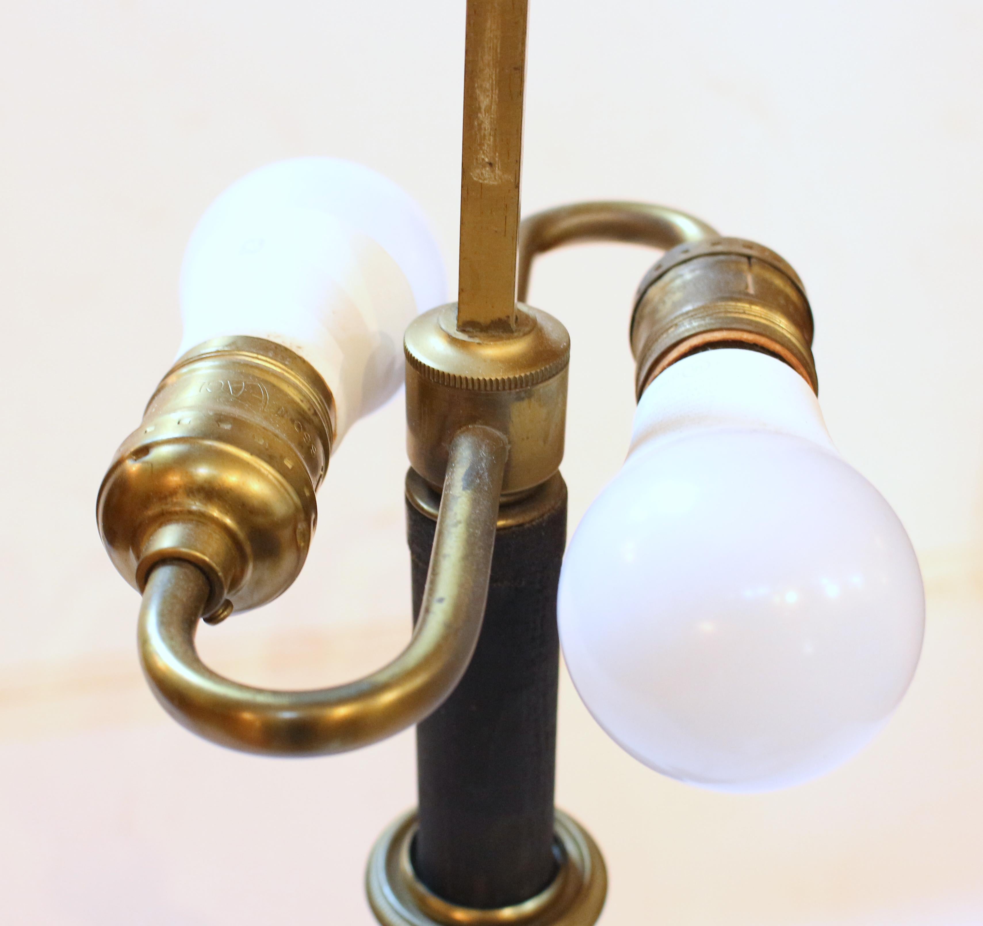 Mid-20th century French tole shaded cast iron & brass table lamp. Empire taste with tri-form base, acanthus leaf with ball & claw & further acanthus motifs. Some minor shade wear.
23.75