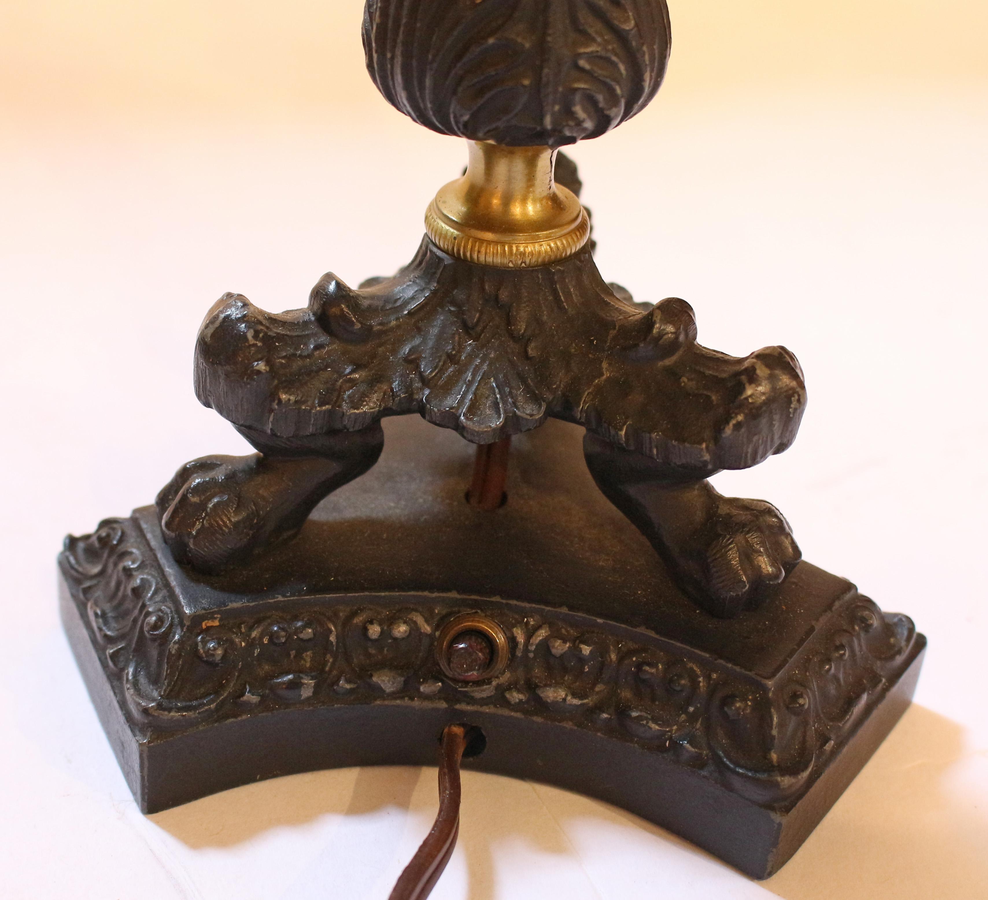 Mid-20th Century French Tole Shaded Cast Iron & Brass Table Lamp For Sale 1