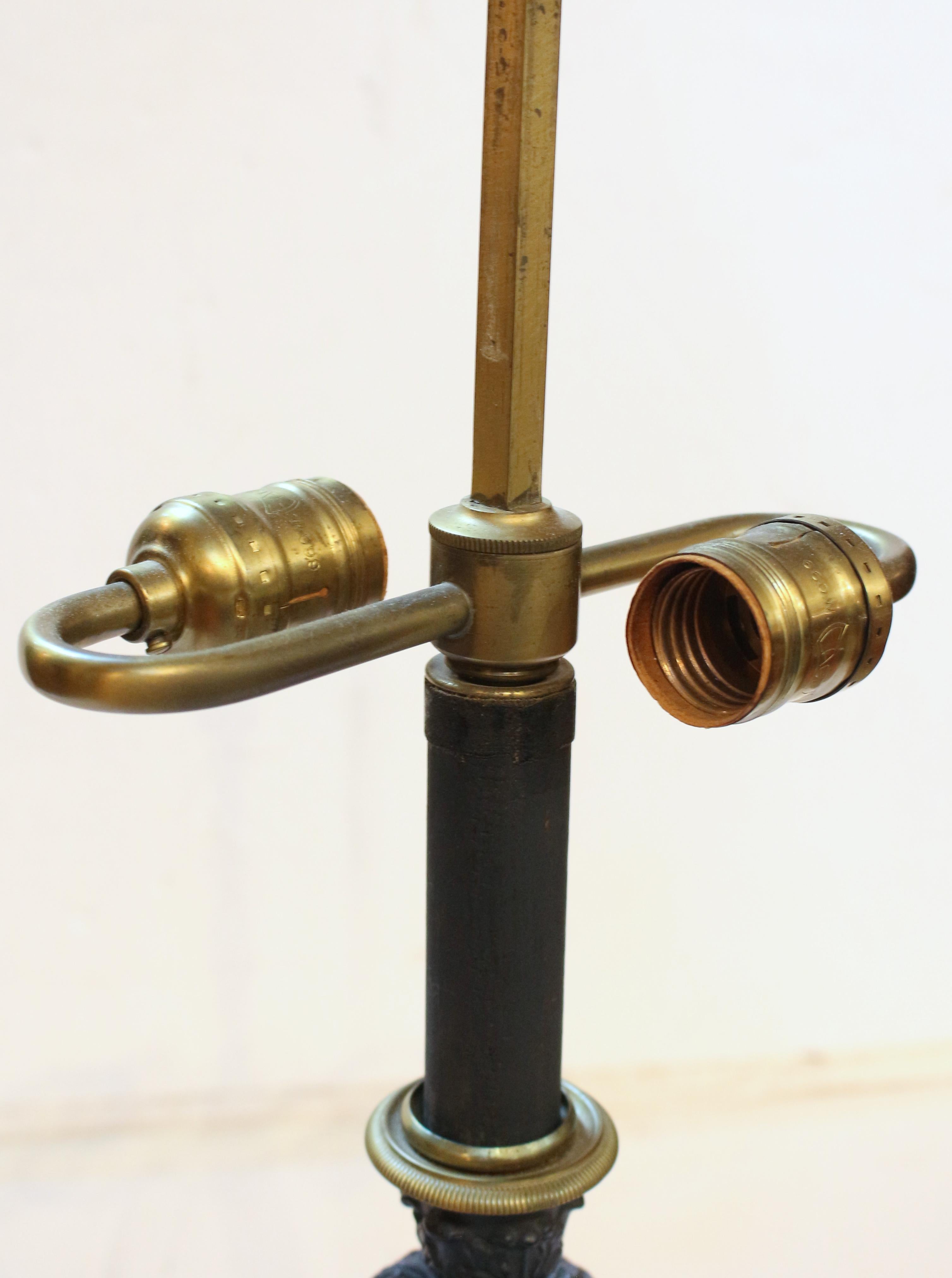 Mid-20th Century French Tole Shaded Cast Iron & Brass Table Lamp For Sale 2