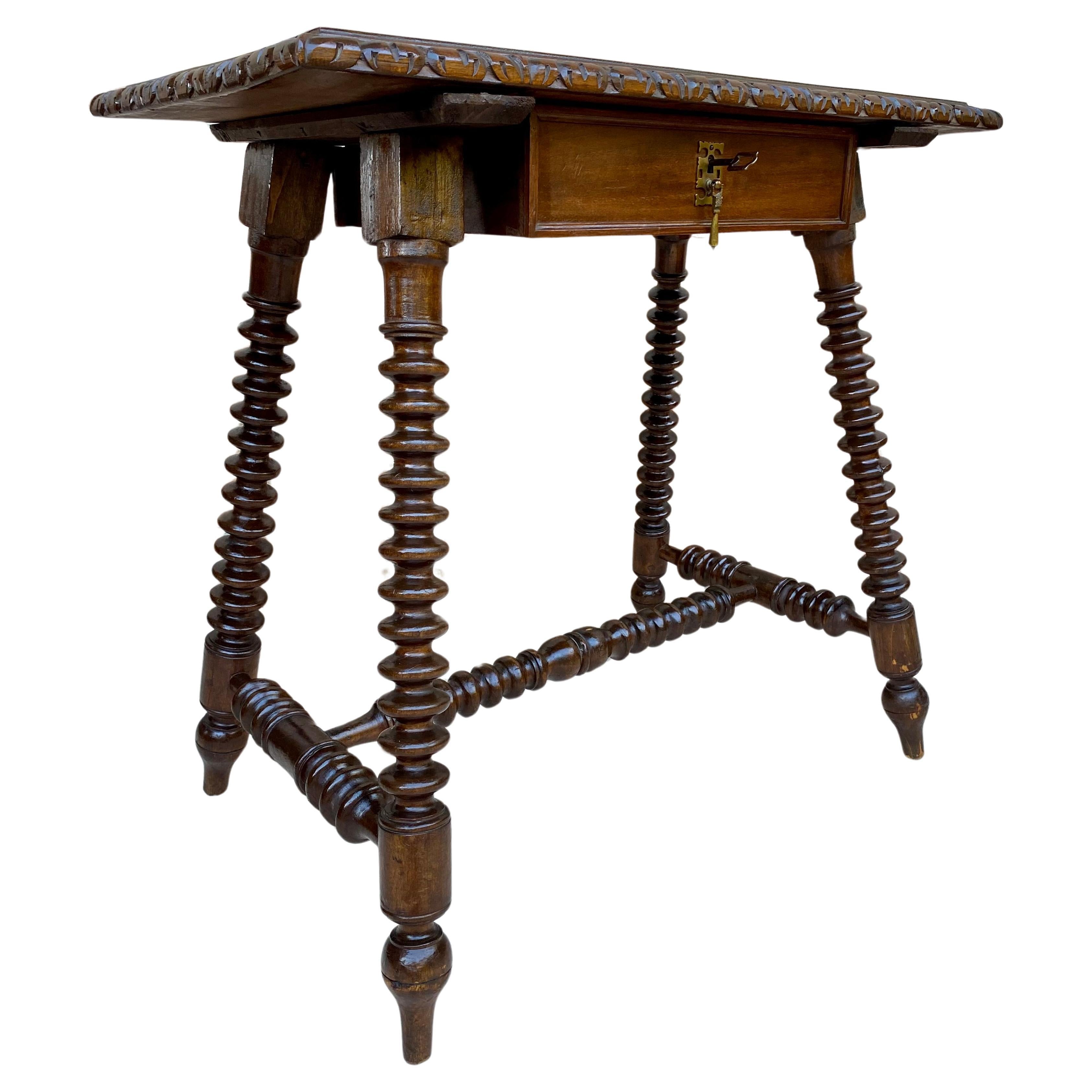 Table d'appoint du milieu du 20e siècle en noyer sculpté avec pieds tournés et brancard