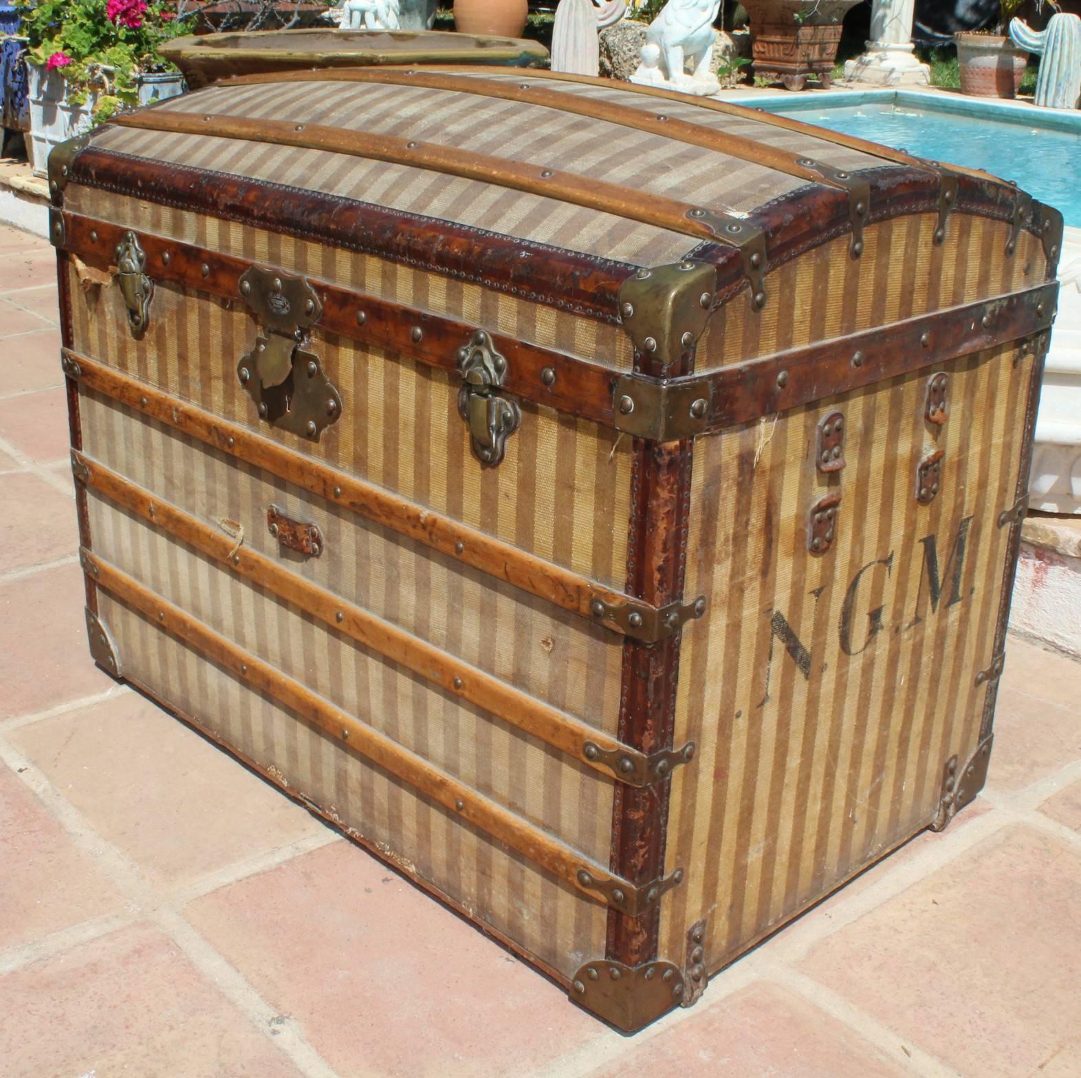 Mid-20th Century French Wooden Stripe Upholstered Travel Trunk In Good Condition In Marbella, ES