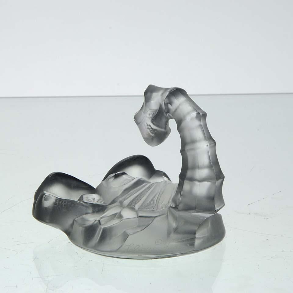Scorpione in vetro smerigliato di Marc Lalique della metà del XX secolo In condizioni ottime in vendita a London, GB