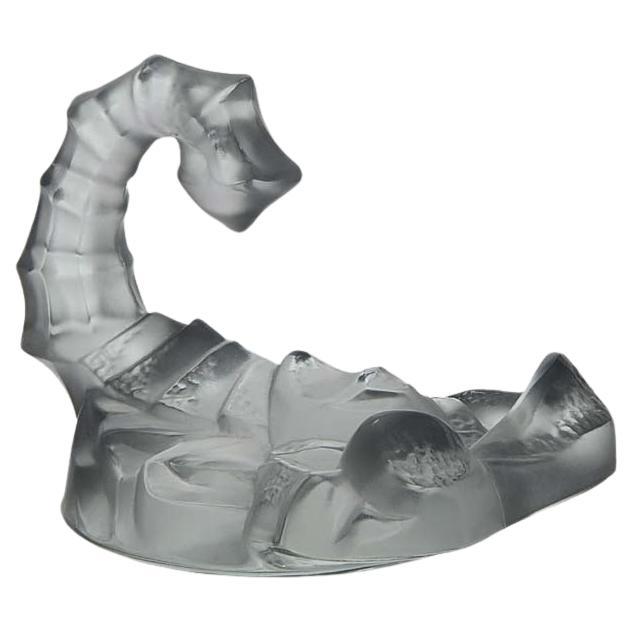 Scorpion en verre dépoli du milieu du 20e siècle par Marc Lalique en vente