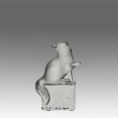 Sculpture en verre dépoli du milieu du XXe siècle intitulée « Chat à la patte levée », de Marc Lalique