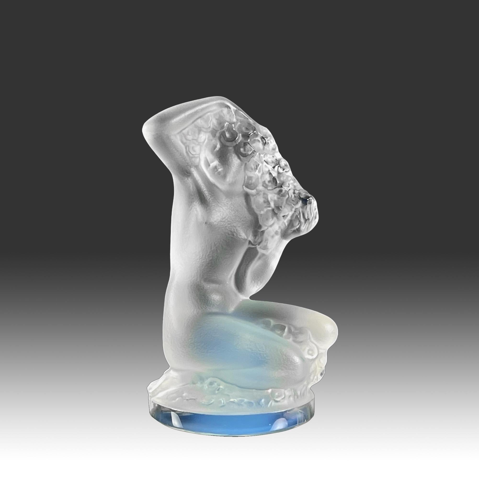 Élégante figure en verre dépoli et opalescent du milieu du 20e siècle représentant une femme nue agenouillée, avec de fins détails finis à la main et une belle couleur bleu ciel, signée Lalique France.

INFORMATIONS COMPLÉMENTAIRES
Hauteur : 8