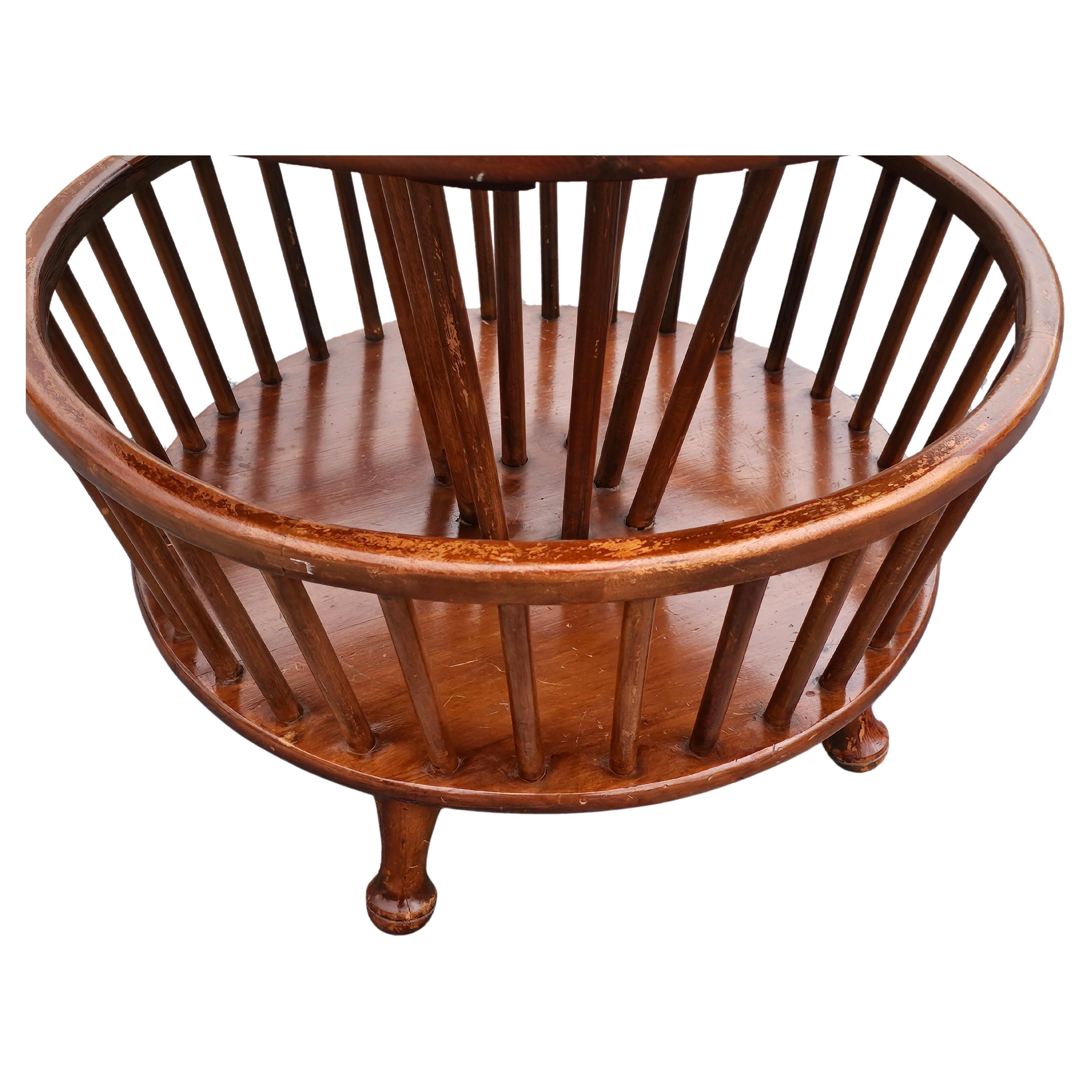 Table d'appoint en bois fruitier, plateau en laiton gravé et plateau en verre du milieu du 20e siècle pour un grand espace ou table basse pour un petit espace. L'étage inférieur, plus large, a un diamètre de 27