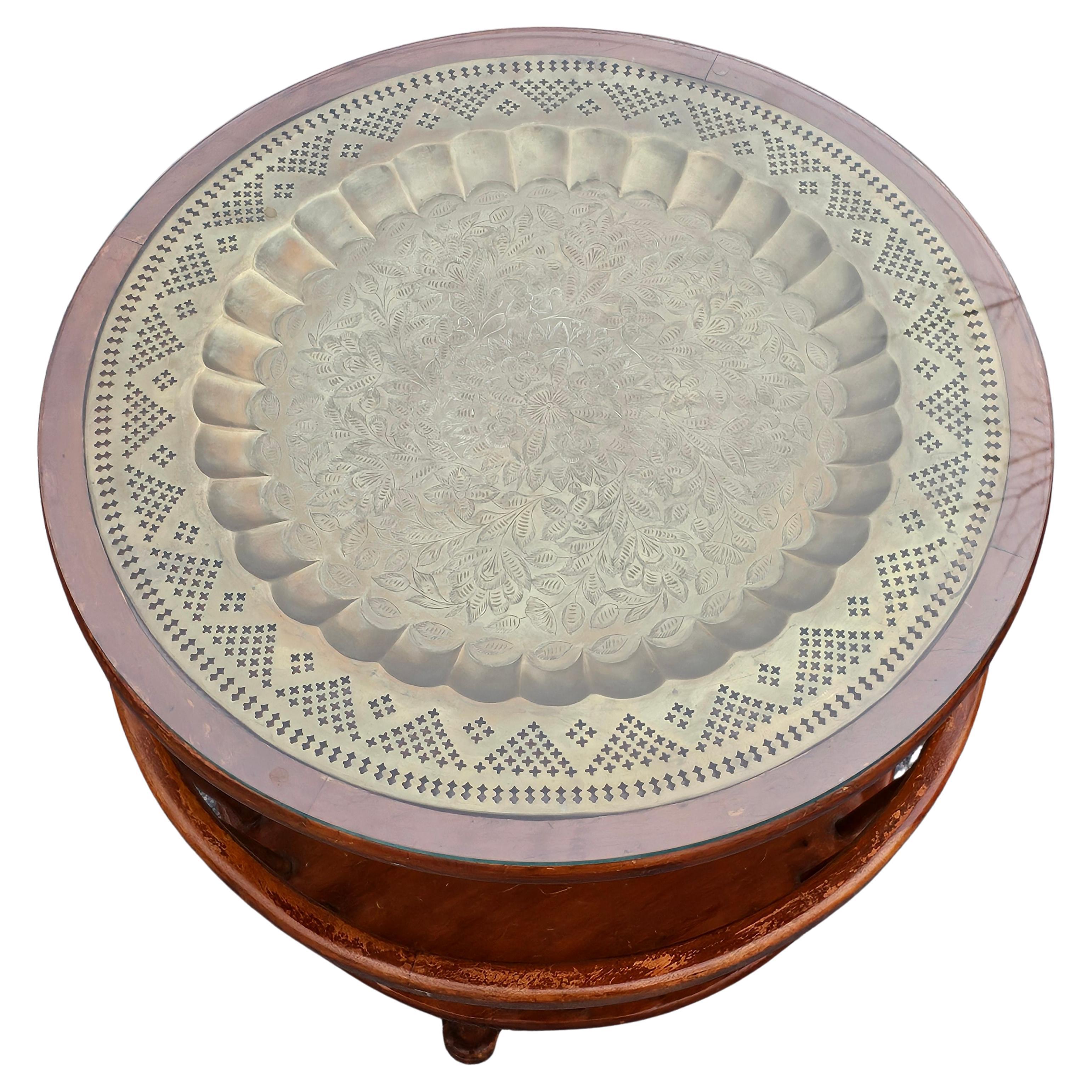 Inconnu Table à plateau et plateau en verre en Wood Wood et laiton gravé, milieu du 20e siècle en vente