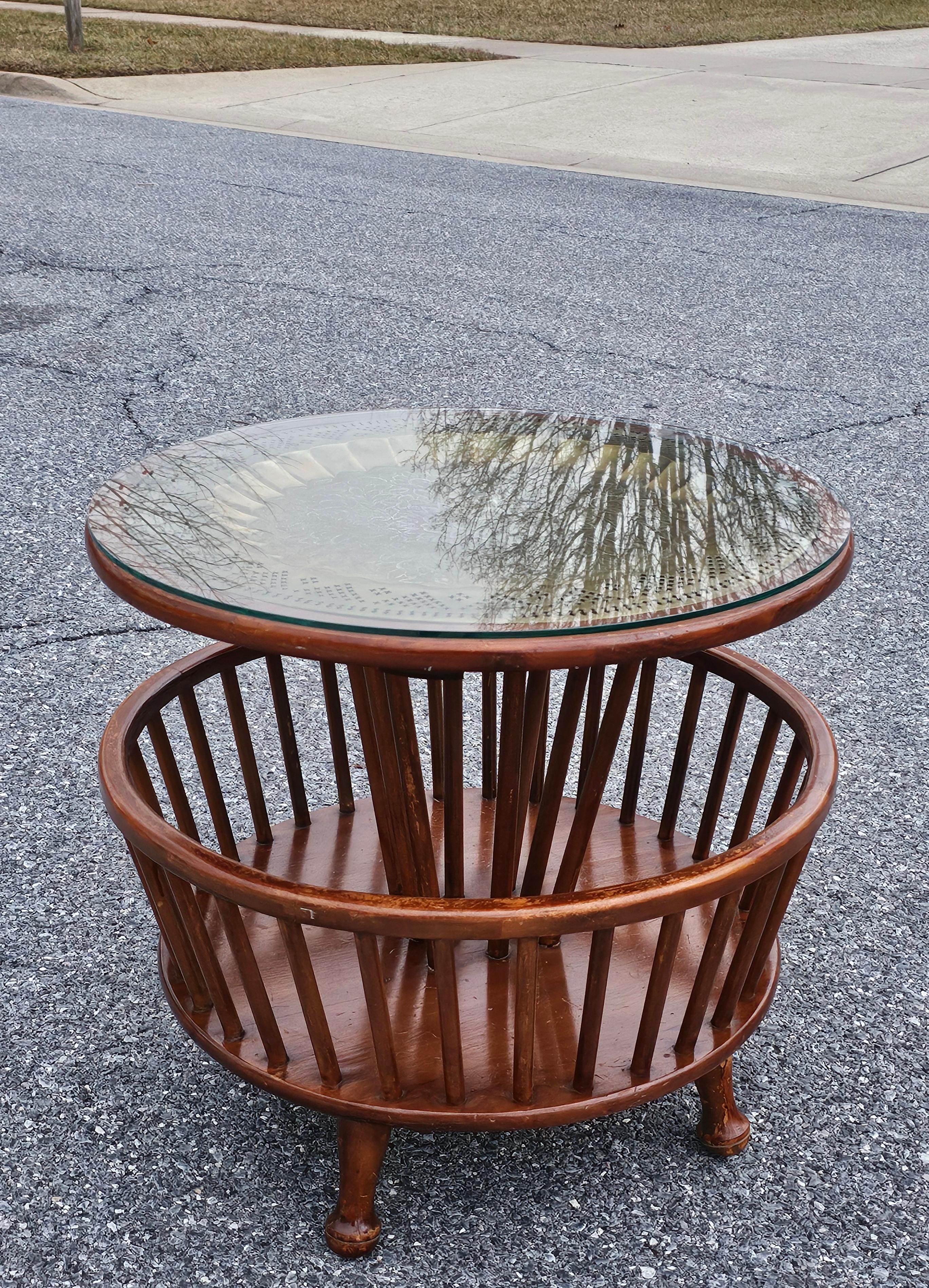 Buriné Table à plateau et plateau en verre en Wood Wood et laiton gravé, milieu du 20e siècle en vente