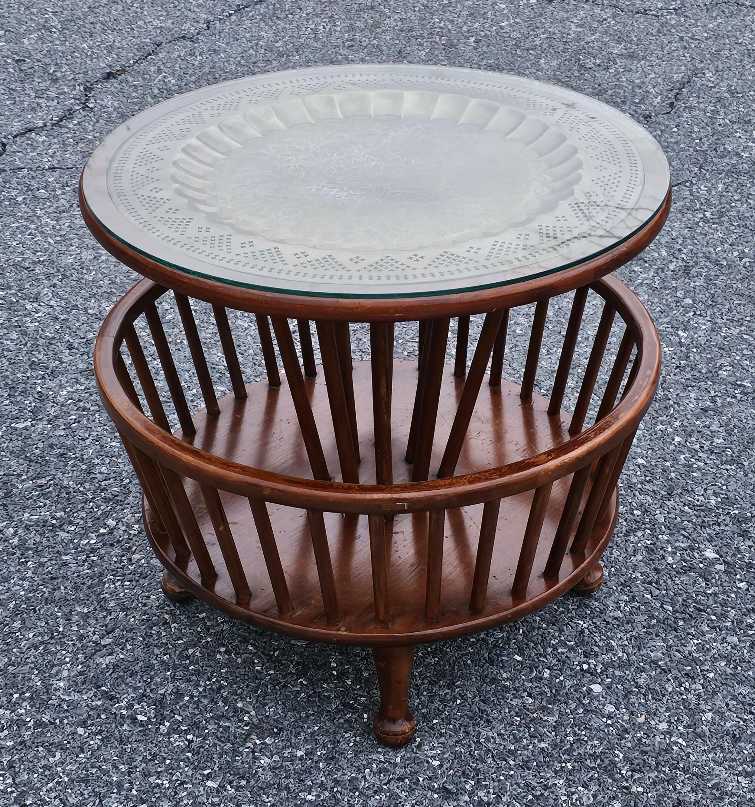 Table à plateau et plateau en verre en Wood Wood et laiton gravé, milieu du 20e siècle Bon état - En vente à Germantown, MD