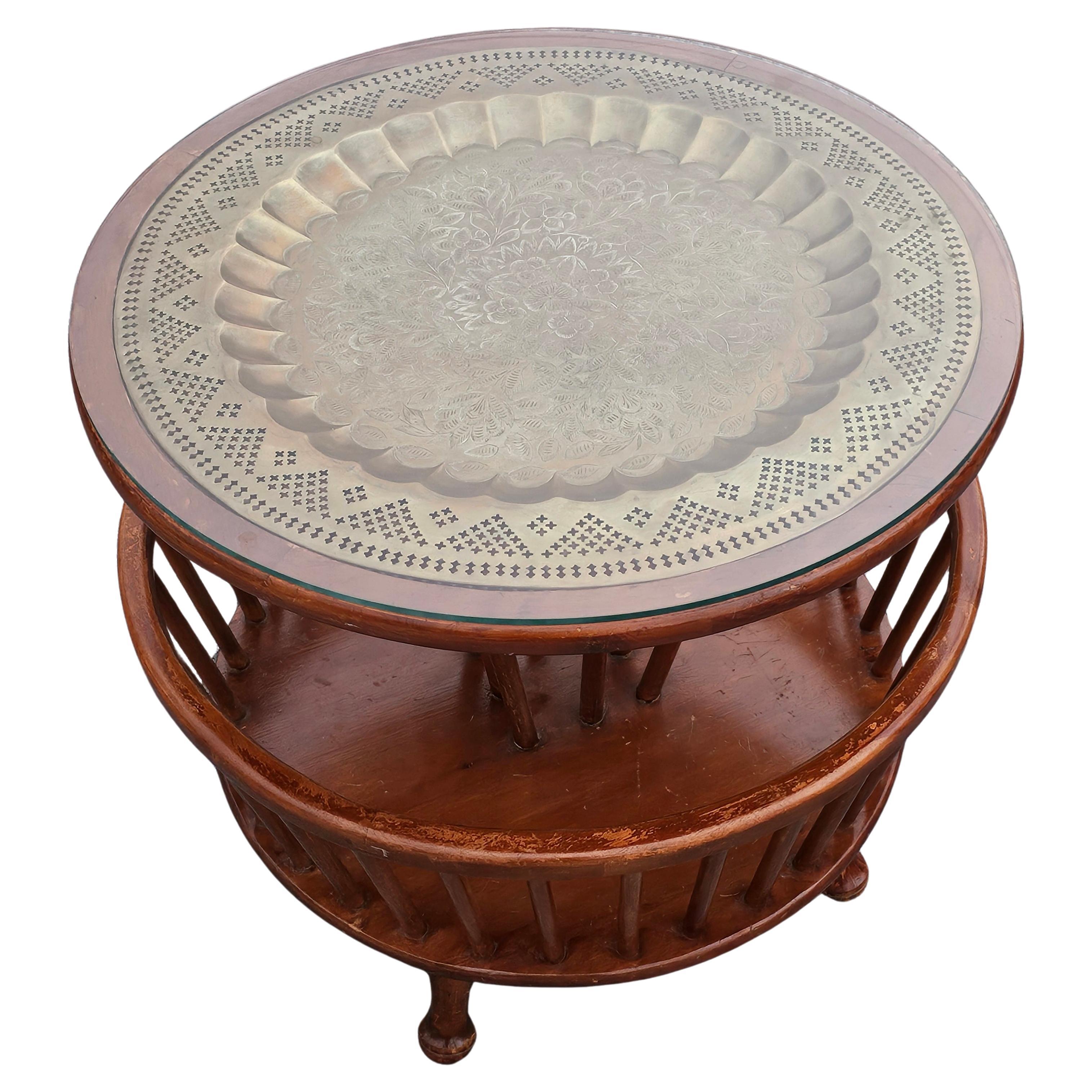 Table à plateau et plateau en verre en Wood Wood et laiton gravé, milieu du 20e siècle en vente