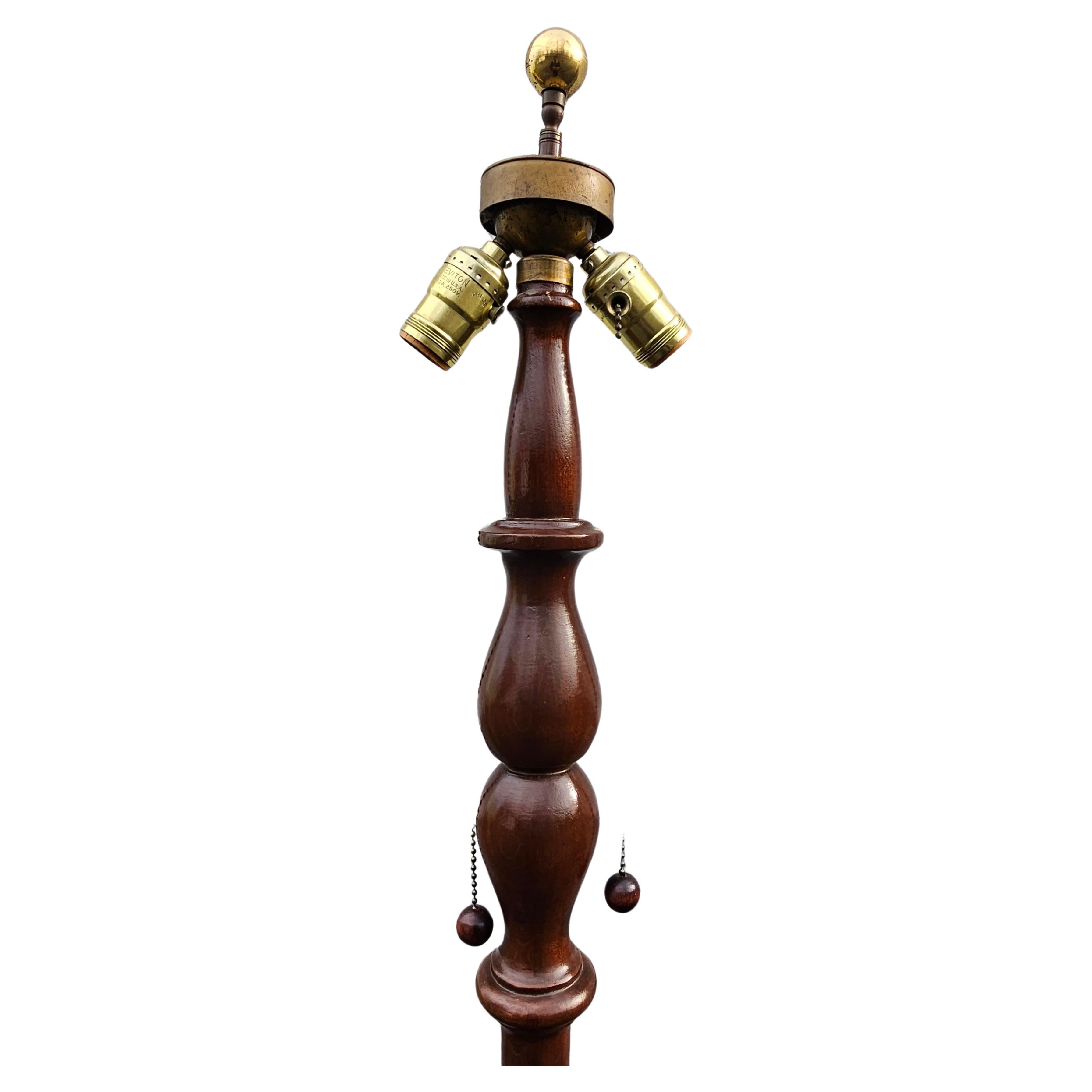 Lampada da terra a due luci con fuso in legno di frutta della metà del XX secolo In condizioni buone in vendita a Germantown, MD