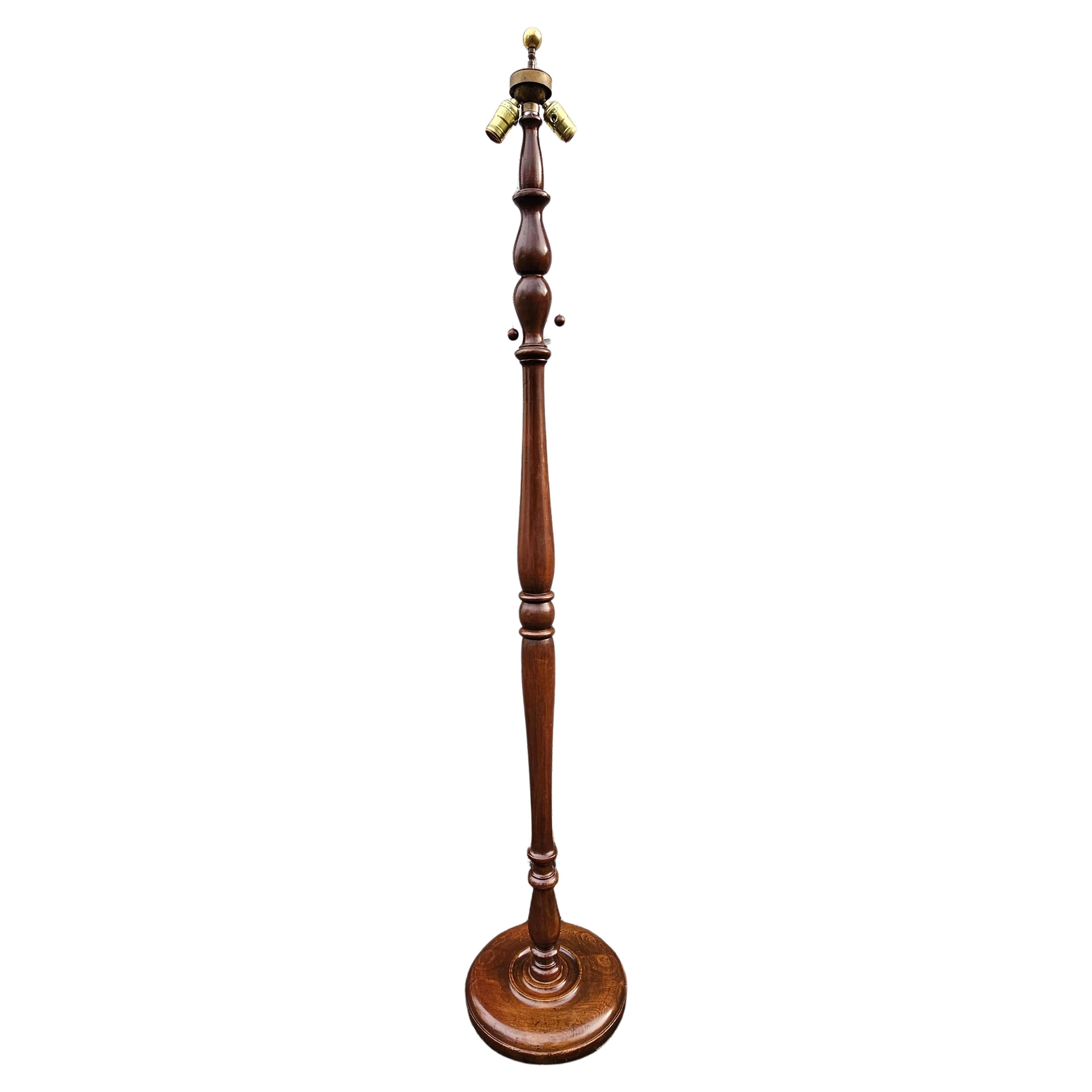 Lampada da terra a due luci con fuso in legno di frutta della metà del XX secolo
