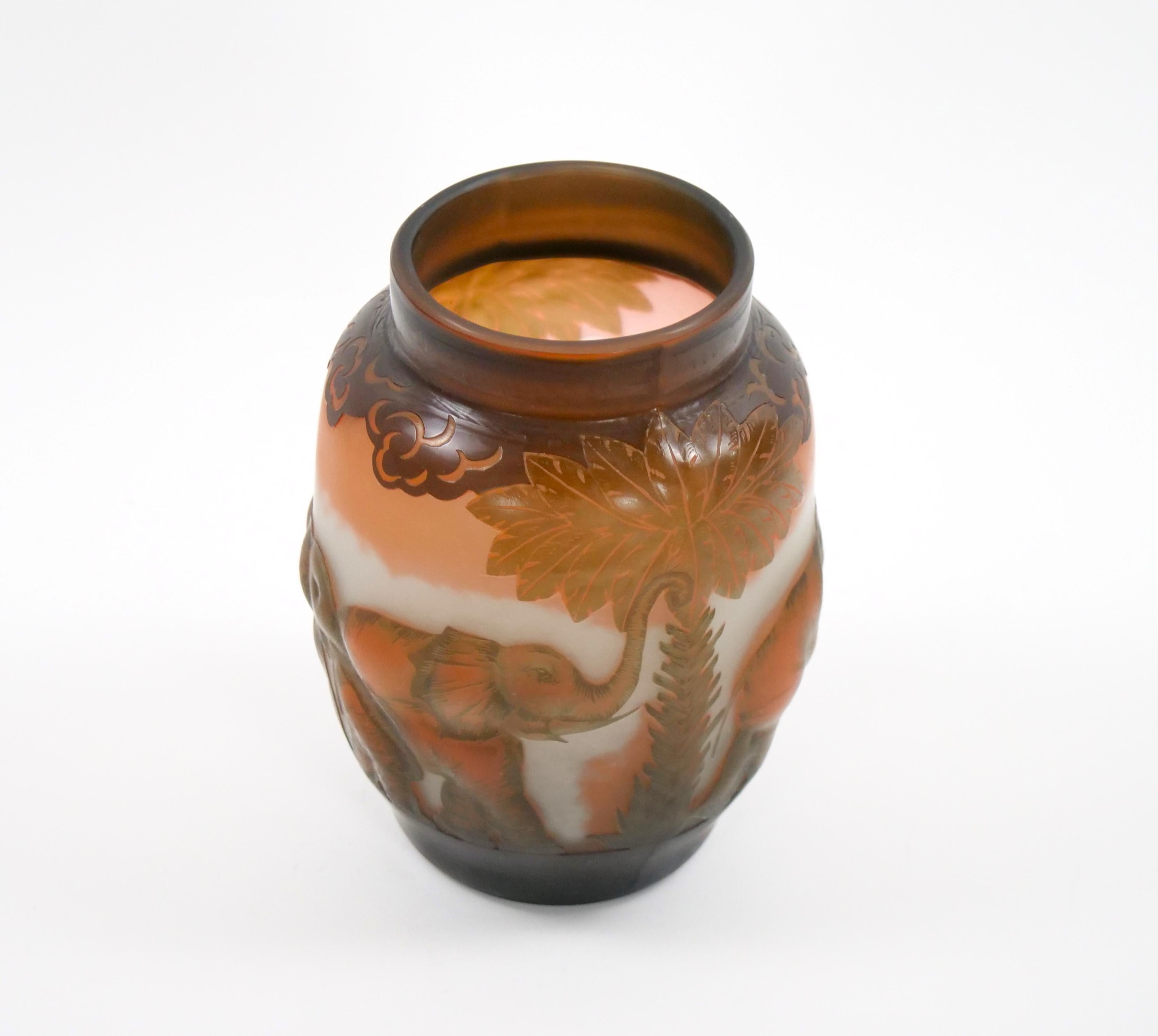 Eine bezaubernde Galle-Kamee-Glasvase aus der Mitte des 20. Jahrhunderts, fein geätzt und mit einer exotischen Wildtierszene verziert. Die Vase ist mit einer kontinuierlichen Prozession von Elefanten geschmückt, die sich anmutig zwischen