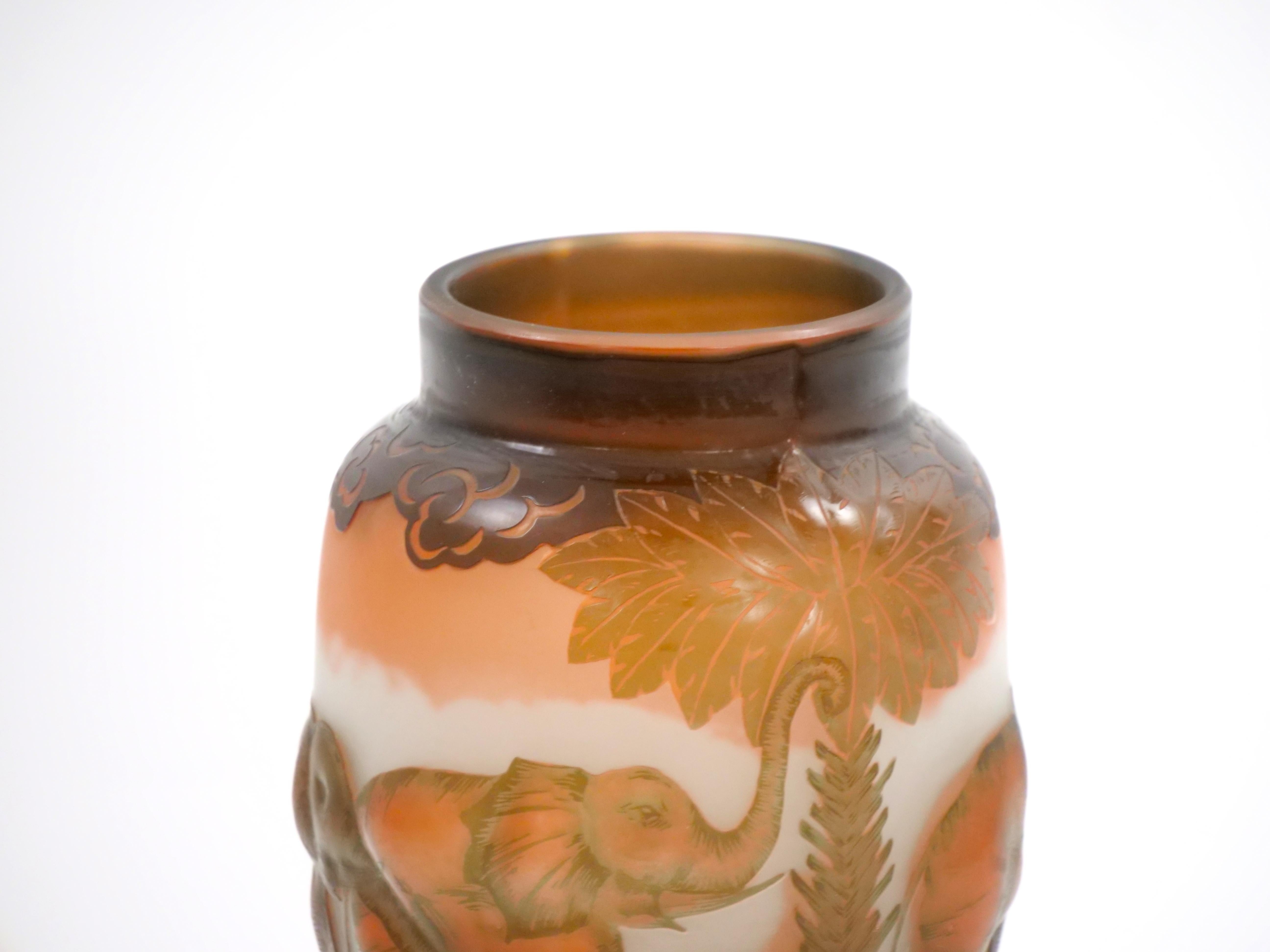 Mitte des 20. Jahrhunderts Galle Kamee Glasvase mit Wild Life Elefantenmotiv (Art nouveau) im Angebot