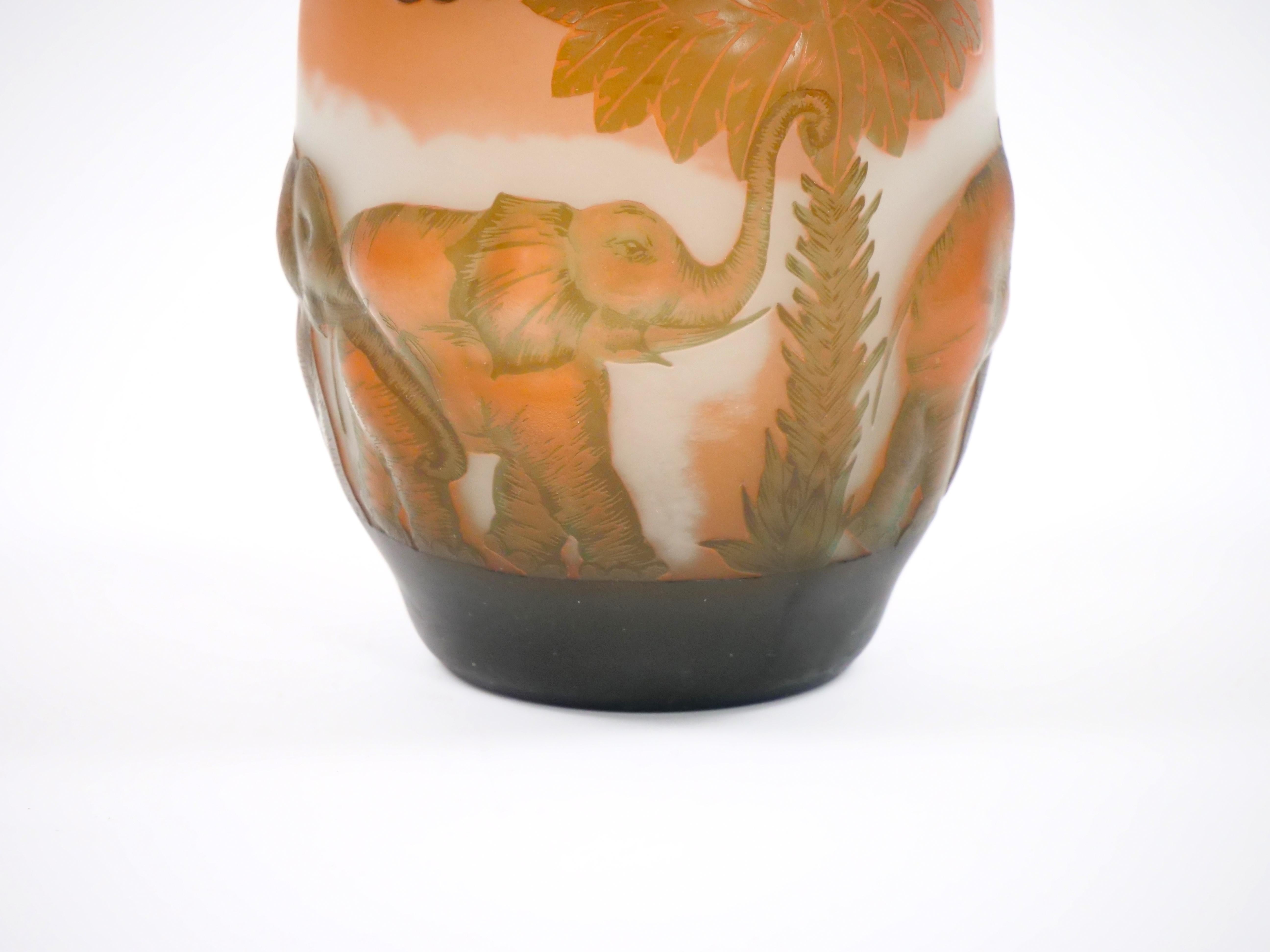 Mitte des 20. Jahrhunderts Galle Kamee Glasvase mit Wild Life Elefantenmotiv (Französisch) im Angebot