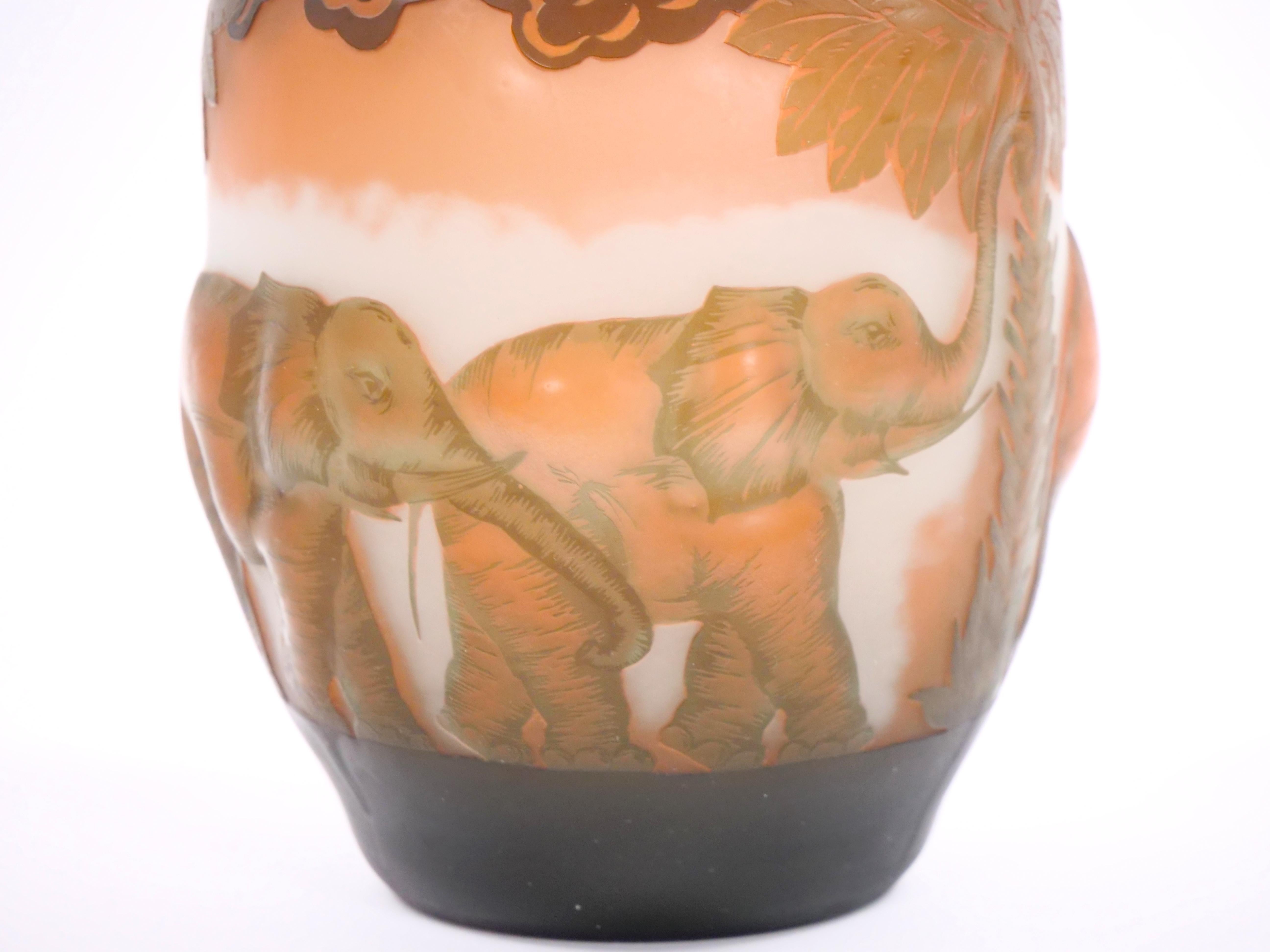 Mitte des 20. Jahrhunderts Galle Kamee Glasvase mit Wild Life Elefantenmotiv (Glaskunst) im Angebot