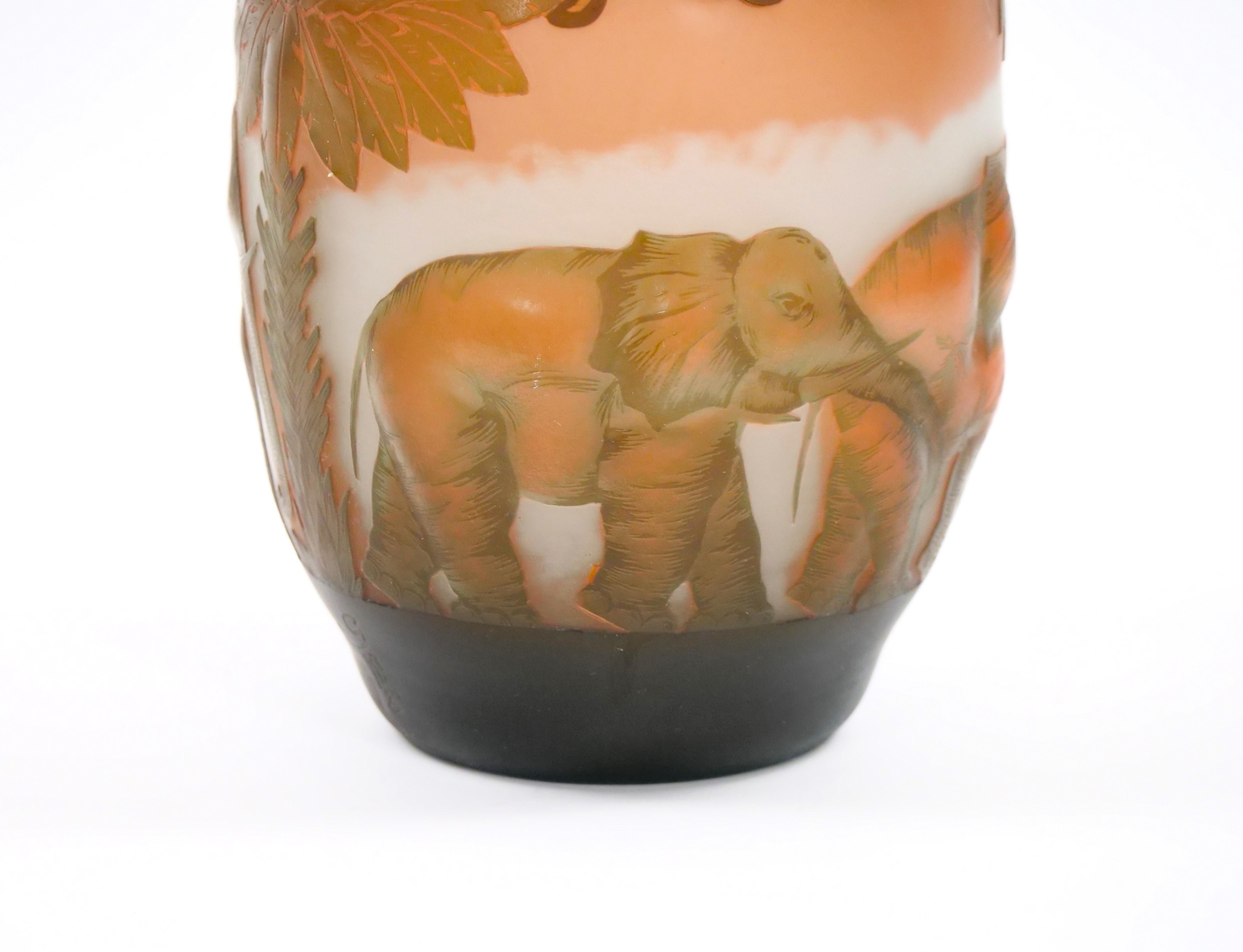 Mitte des 20. Jahrhunderts Galle Kamee Glasvase mit Wild Life Elefantenmotiv im Angebot 2