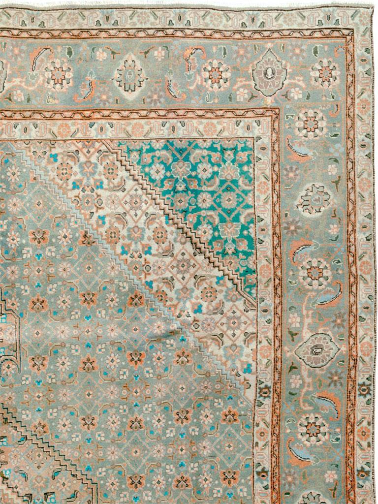 Geometrischer persischer Teppich aus der Mitte des 20. Jahrhunderts in Grün und Türkis (Tabriz) im Angebot
