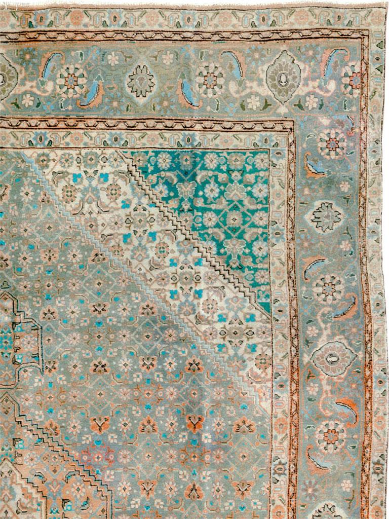 Perse Tapis persan géométrique du milieu du 20e siècle en vert et turquoise en vente