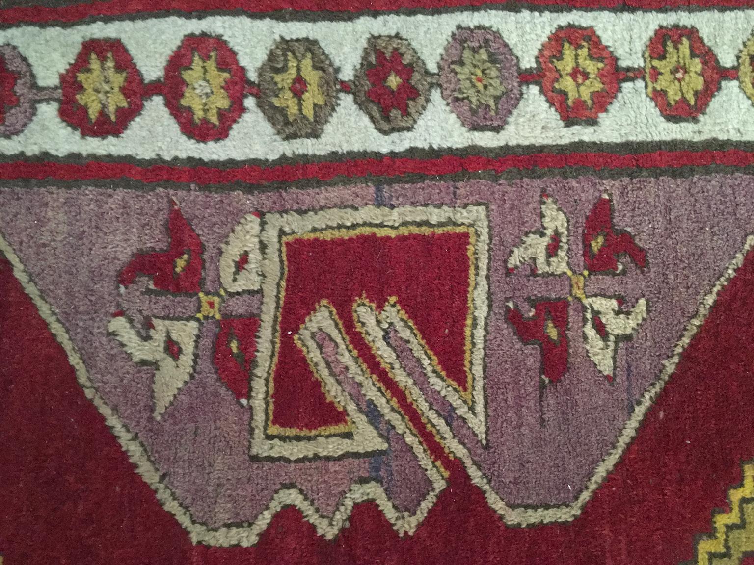 Noué à la main Tapis caucasien géométrique post-moderne en laine rouge, jaune et violet en vente