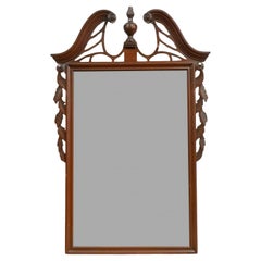Miroir biseauté à encadrement en acajou sculpté de style géorgien du milieu du 20e siècle