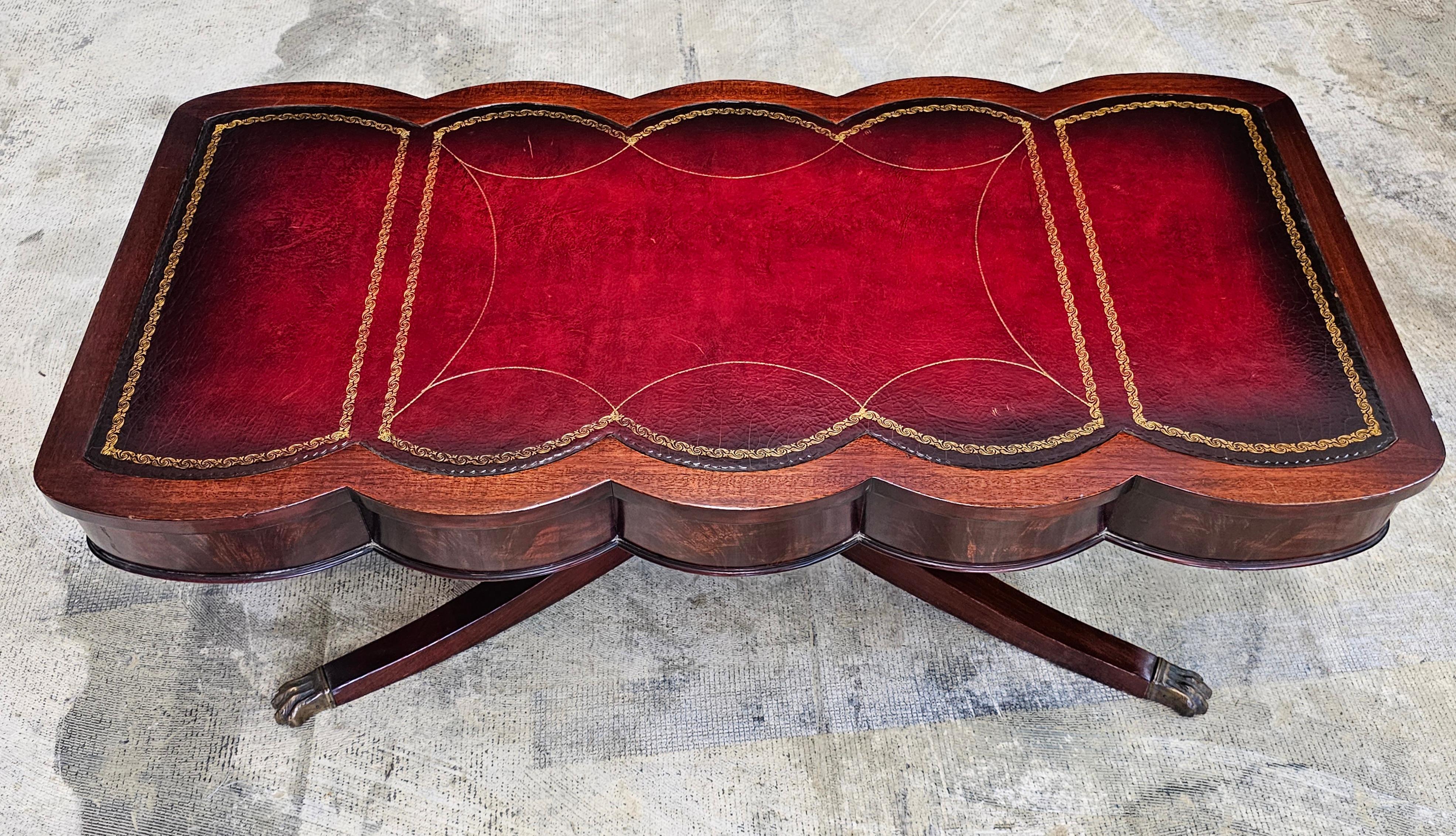 Table basse de style géorgien du milieu du 20e siècle en acajou et cuir ouvragé en vente 3