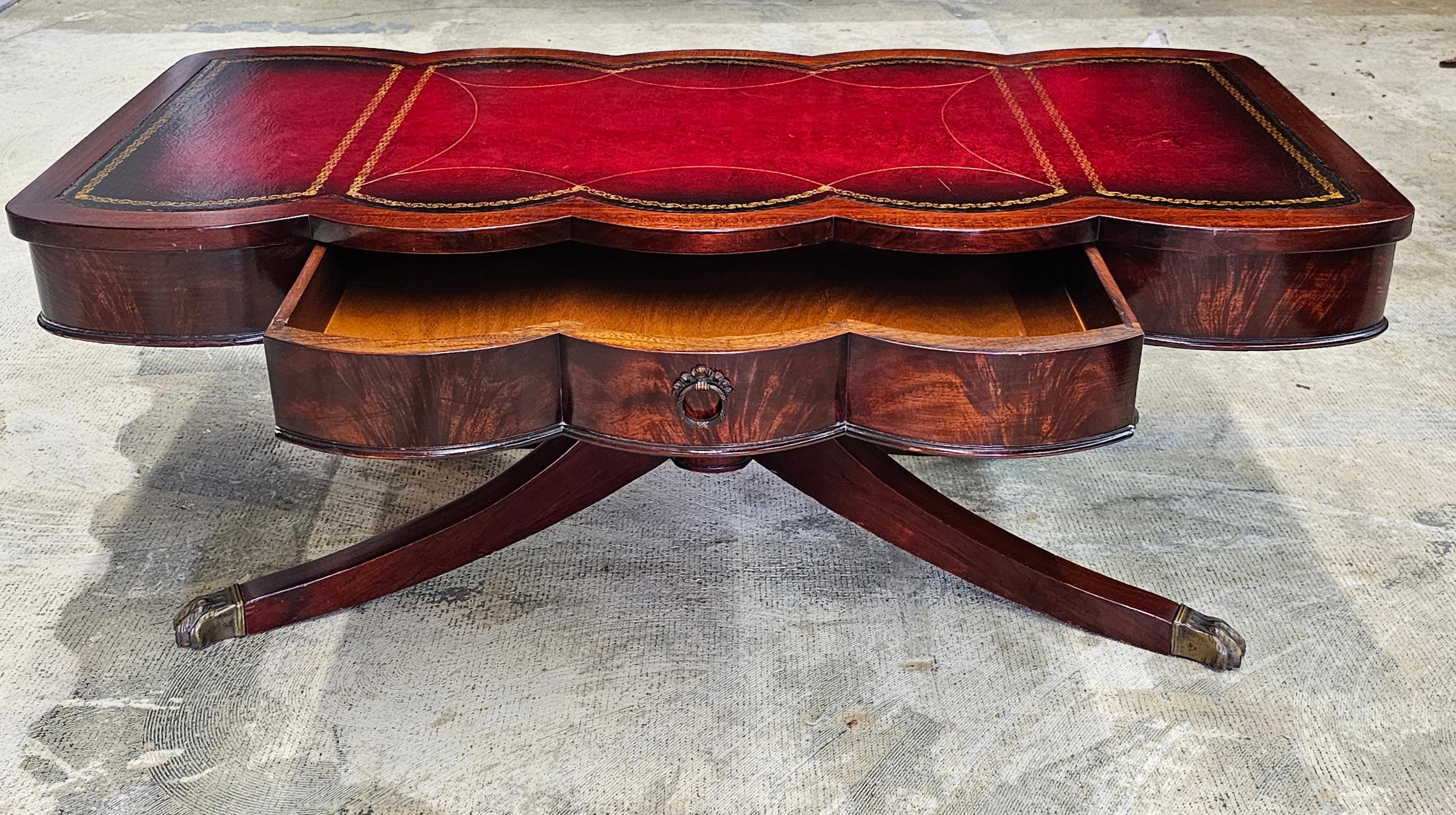 Regency Table basse de style géorgien du milieu du 20e siècle en acajou et cuir ouvragé en vente