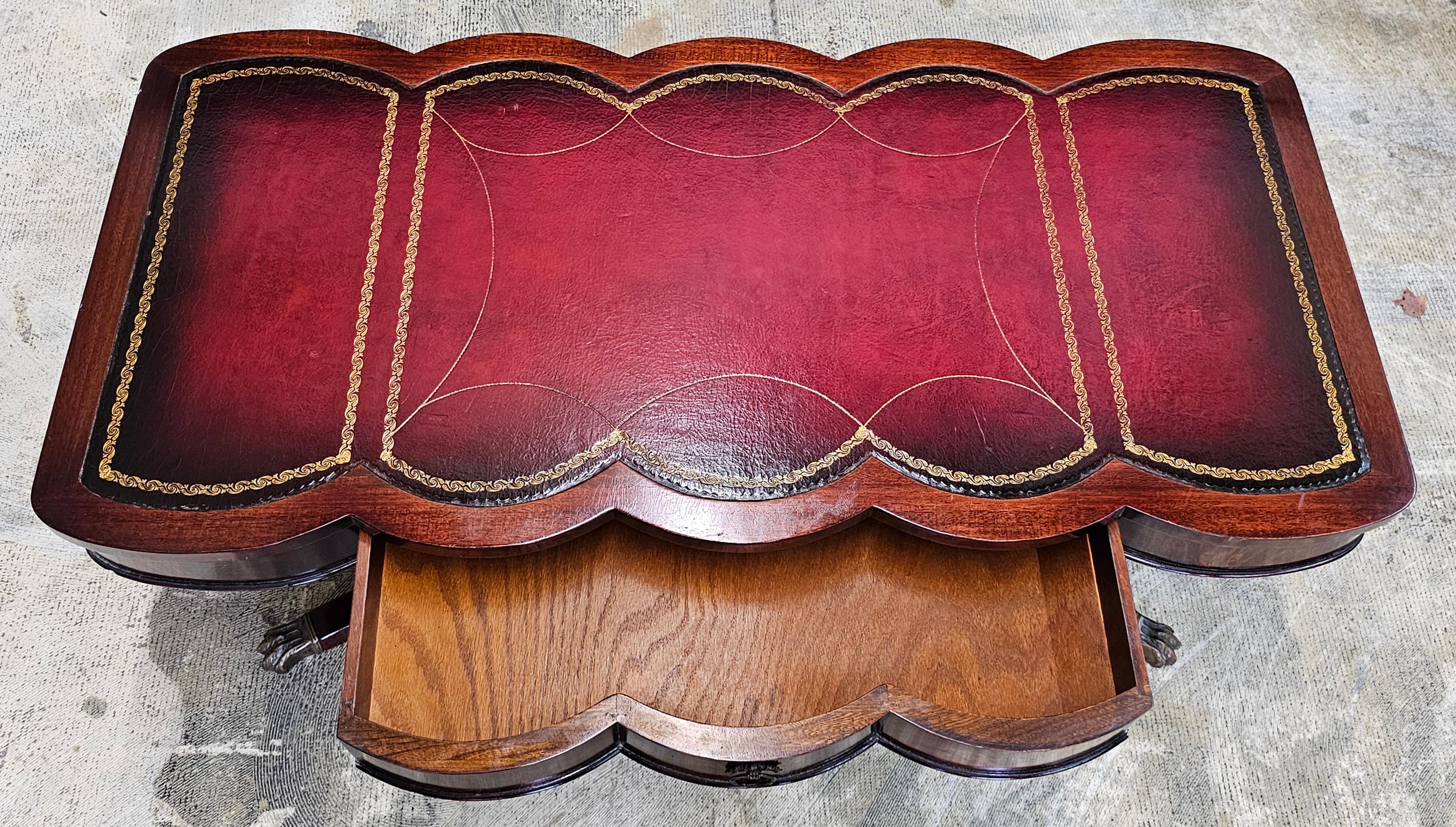 Inconnu Table basse de style géorgien du milieu du 20e siècle en acajou et cuir ouvragé en vente