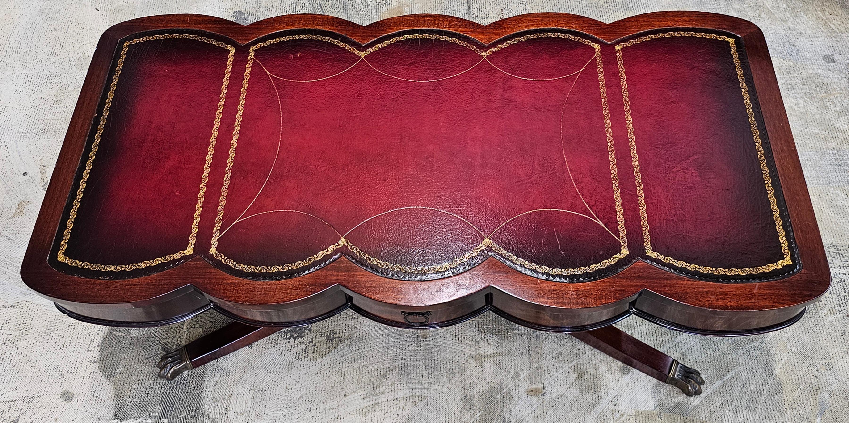 Autre Table basse de style géorgien du milieu du 20e siècle en acajou et cuir ouvragé en vente