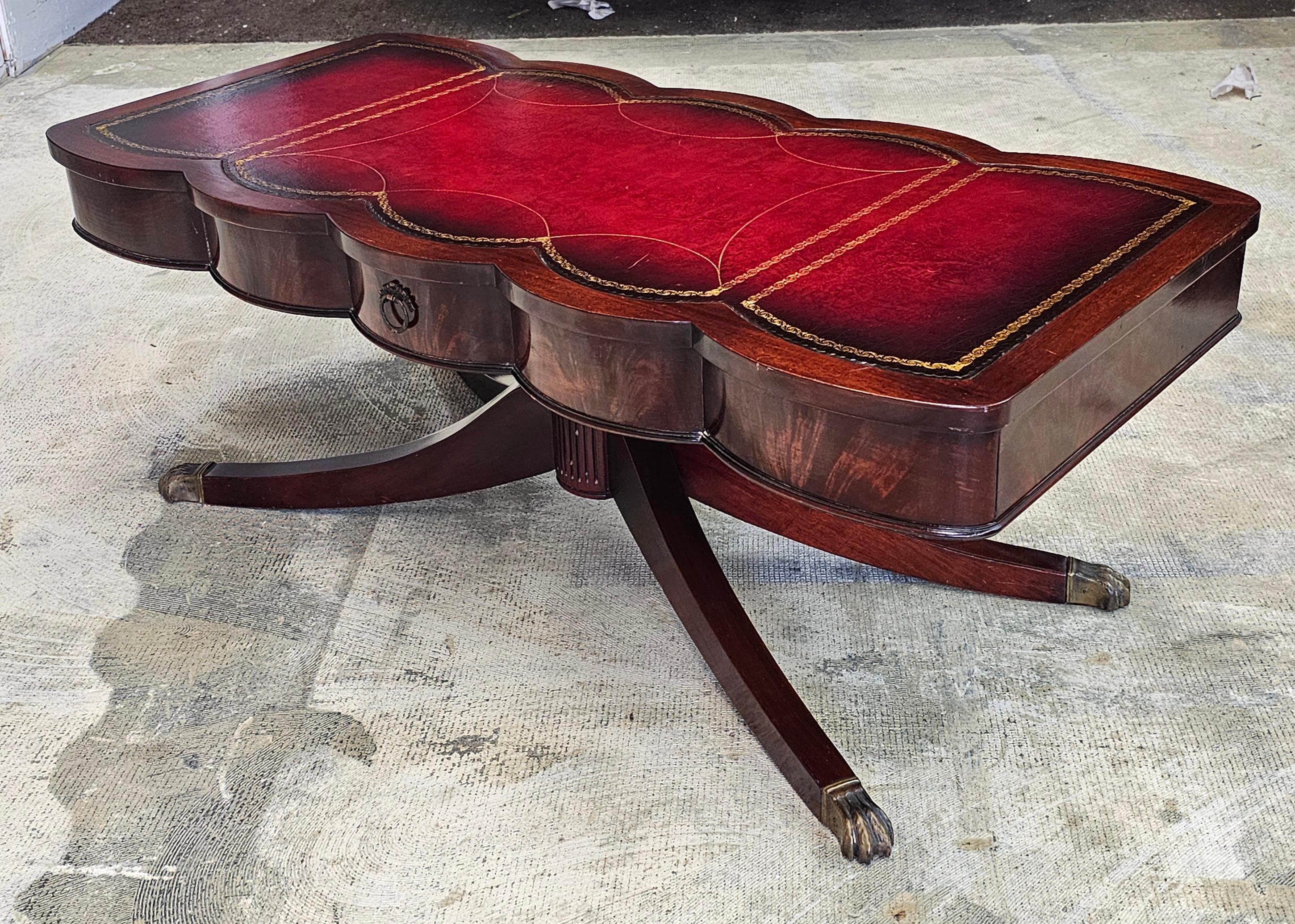 Table basse de style géorgien du milieu du 20e siècle en acajou et cuir ouvragé Bon état - En vente à Germantown, MD
