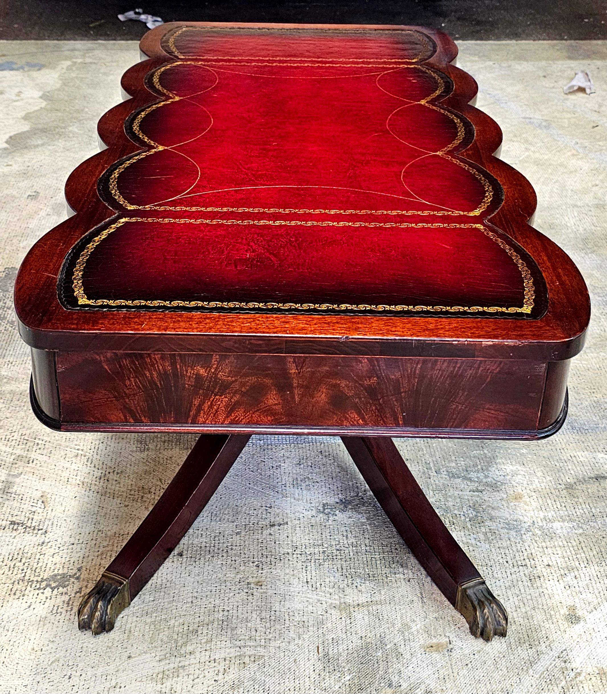 20ième siècle Table basse de style géorgien du milieu du 20e siècle en acajou et cuir ouvragé en vente
