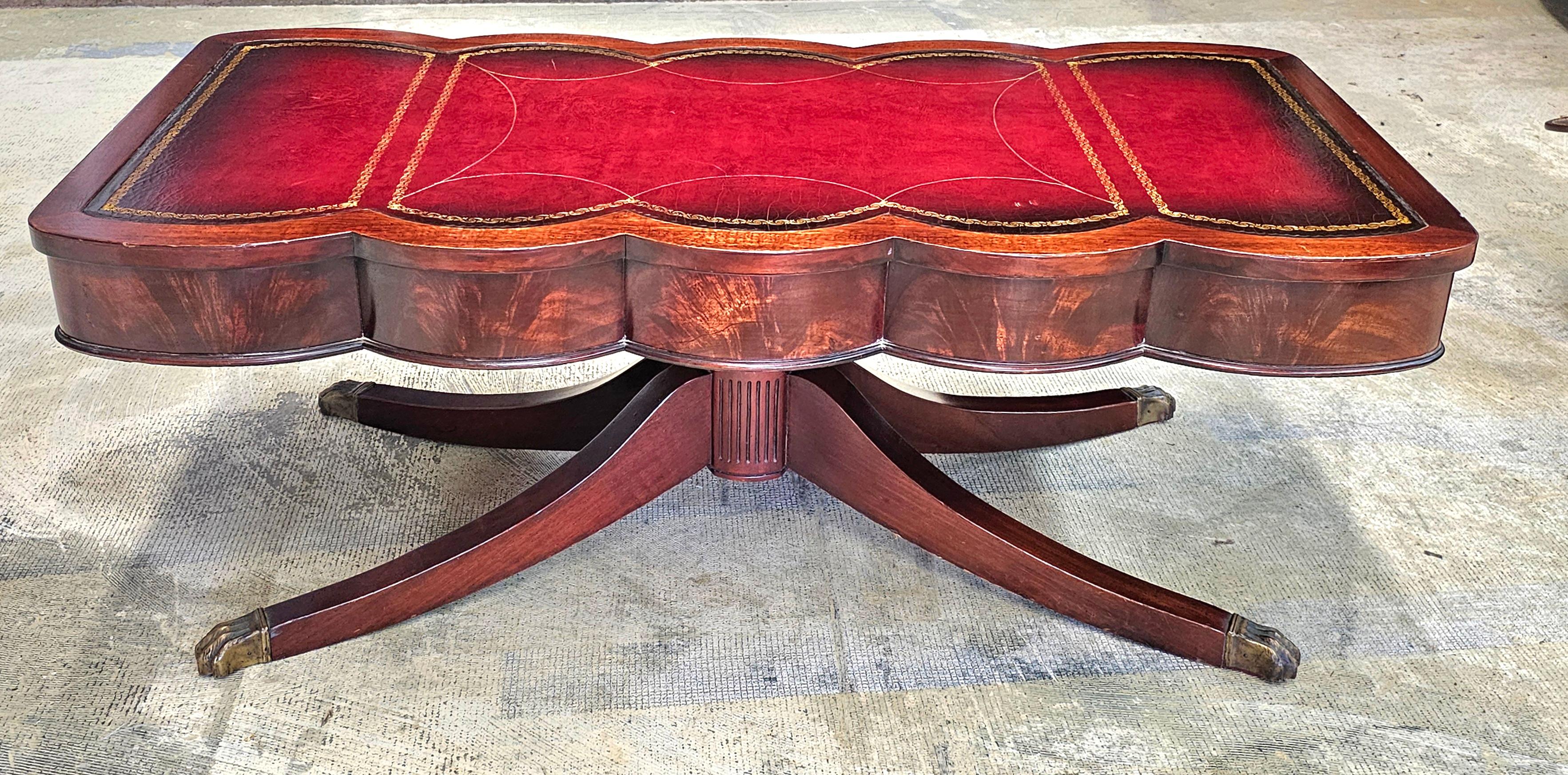 Table basse de style géorgien du milieu du 20e siècle en acajou et cuir ouvragé en vente 1