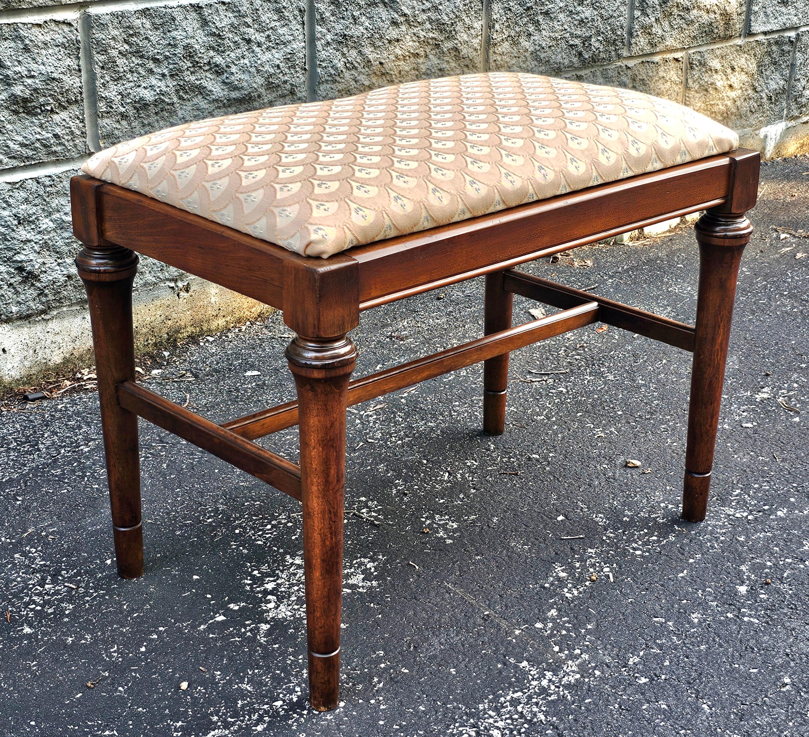 Mitte des 20. Jahrhunderts Georgian Style Mahagoni und gepolsterte Bank (Moderne der Mitte des Jahrhunderts) im Angebot