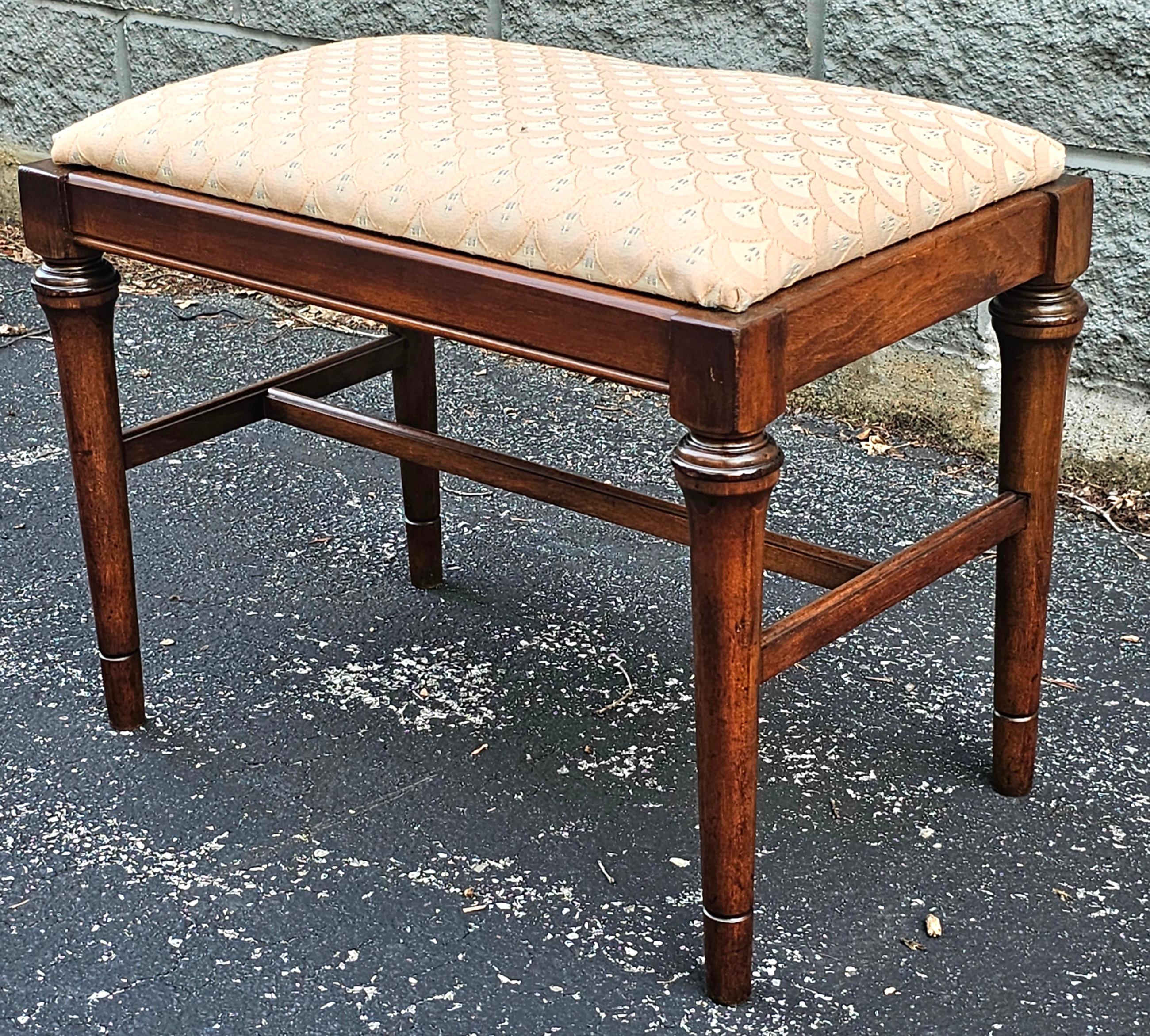 Mitte des 20. Jahrhunderts Georgian Style Mahagoni und gepolsterte Bank (amerikanisch) im Angebot