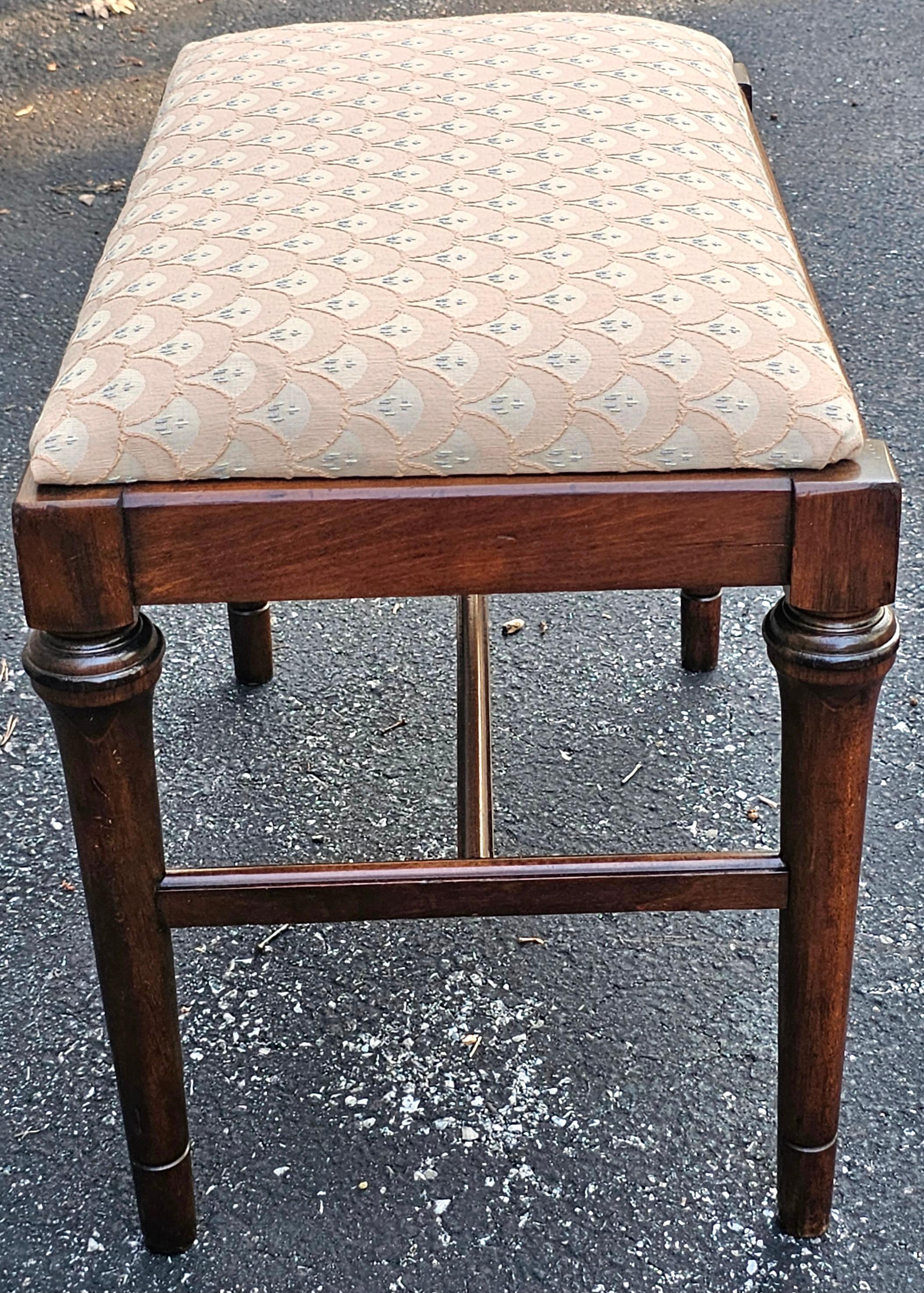 Mitte des 20. Jahrhunderts Georgian Style Mahagoni und gepolsterte Bank im Angebot 1