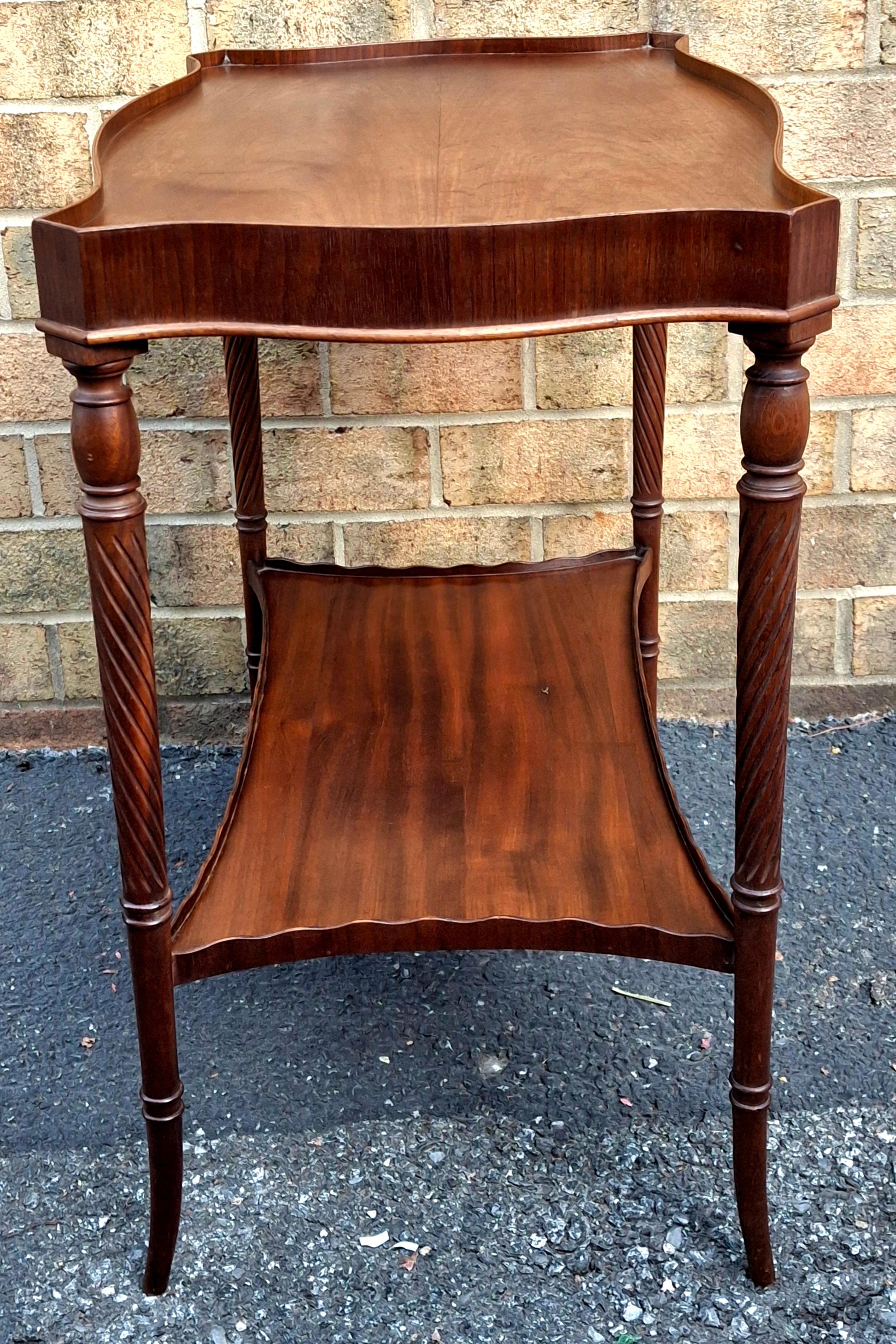 Mid 20th Century Georgian Style Mahogany Two Tier Galleried Side Table (a) Gallery en vente 2