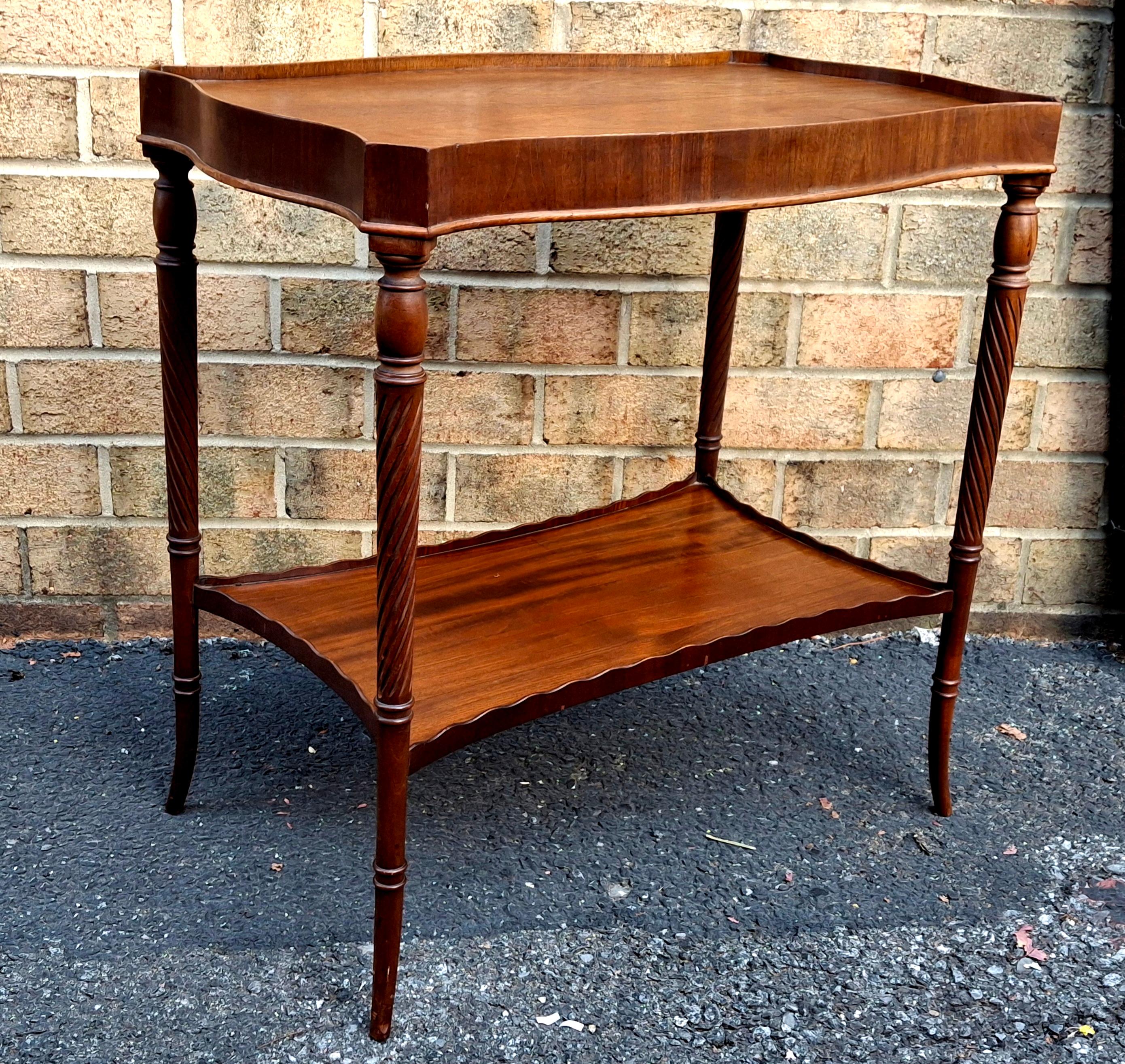 Mid 20th Century Georgian Style Mahogany Two Tier Galleried Side Table (a) Gallery en vente 3
