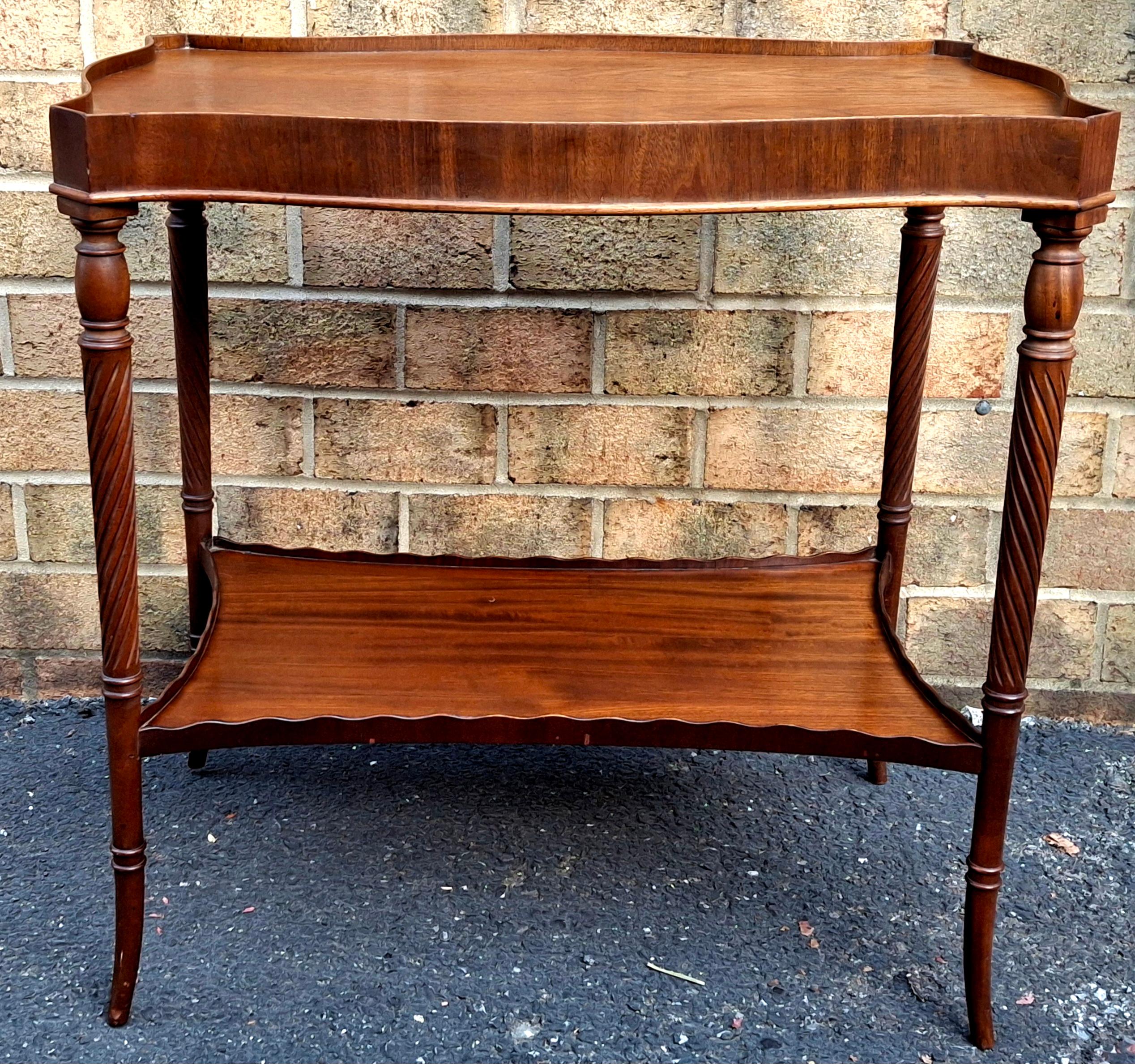 Mid 20th Century Georgian Style Mahogany Two Tier Galleried Side Table (a) Gallery en vente 4